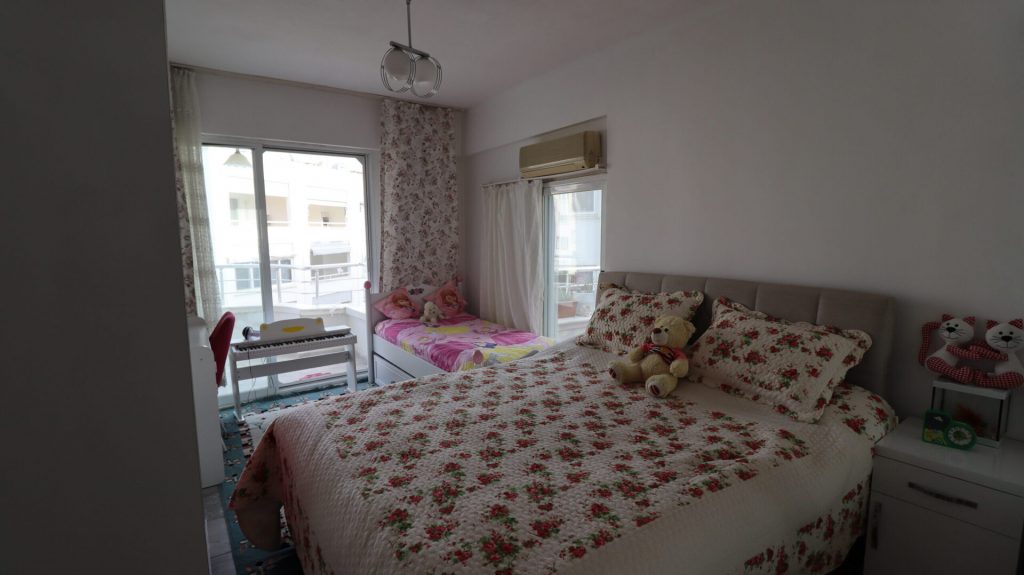 MERSİN KUMKUYU KORİKOS SİTESİ EŞYALI SATILIK 1+1 BAKIMLI DAİRE