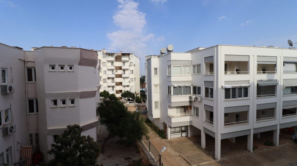 MERSİN KUMKUYU KORİKOS SİTESİ EŞYALI SATILIK 1+1 BAKIMLI DAİRE