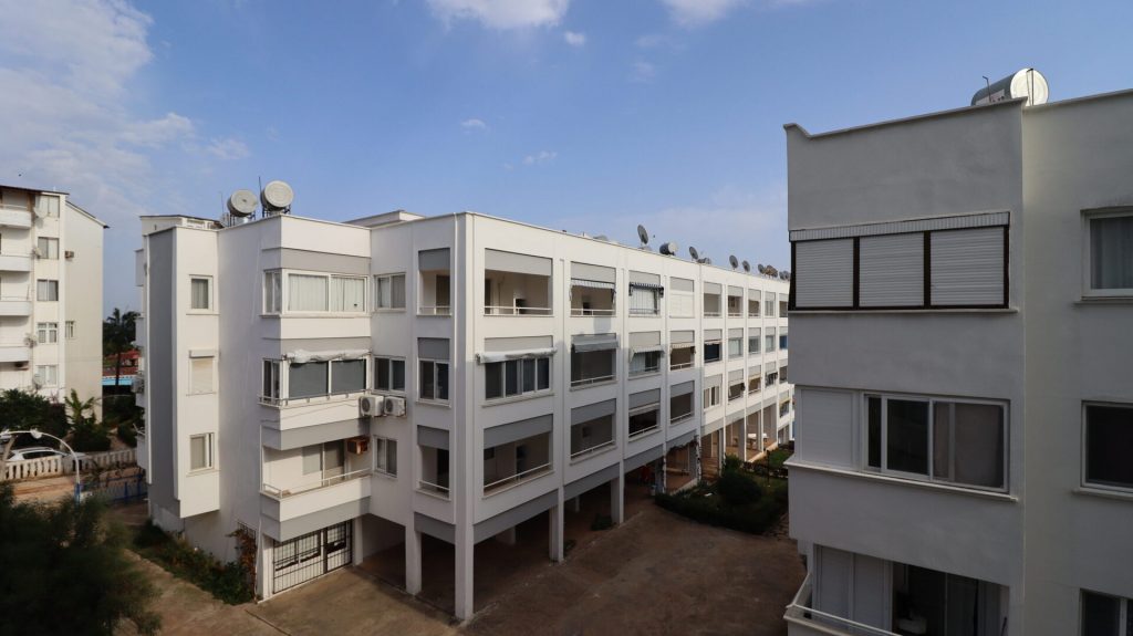 MERSİN KUMKUYU KORİKOS SİTESİ EŞYALI SATILIK 1+1 BAKIMLI DAİRE