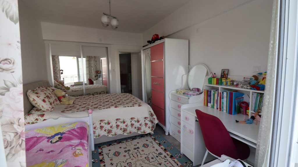 MERSİN KUMKUYU KORİKOS SİTESİ EŞYALI SATILIK 1+1 BAKIMLI DAİRE