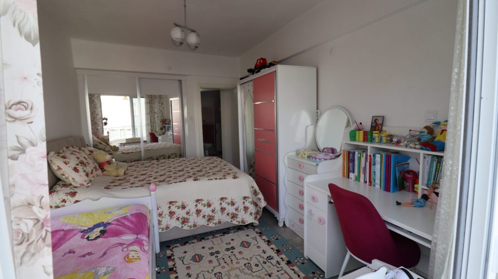 MERSİN KUMKUYU KORİKOS SİTESİ EŞYALI SATILIK 1+1 BAKIMLI DAİRE
