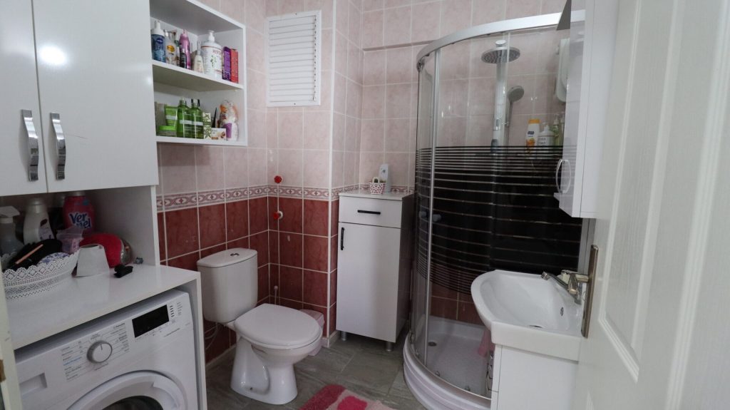 MERSİN KUMKUYU KORİKOS SİTESİ EŞYALI SATILIK 1+1 BAKIMLI DAİRE