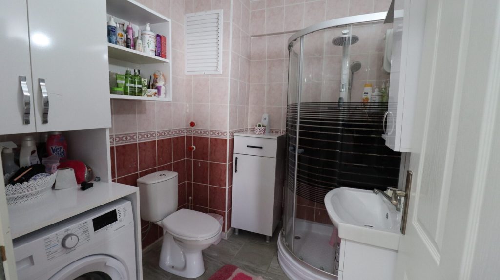MERSİN KUMKUYU KORİKOS SİTESİ EŞYALI SATILIK 1+1 BAKIMLI DAİRE