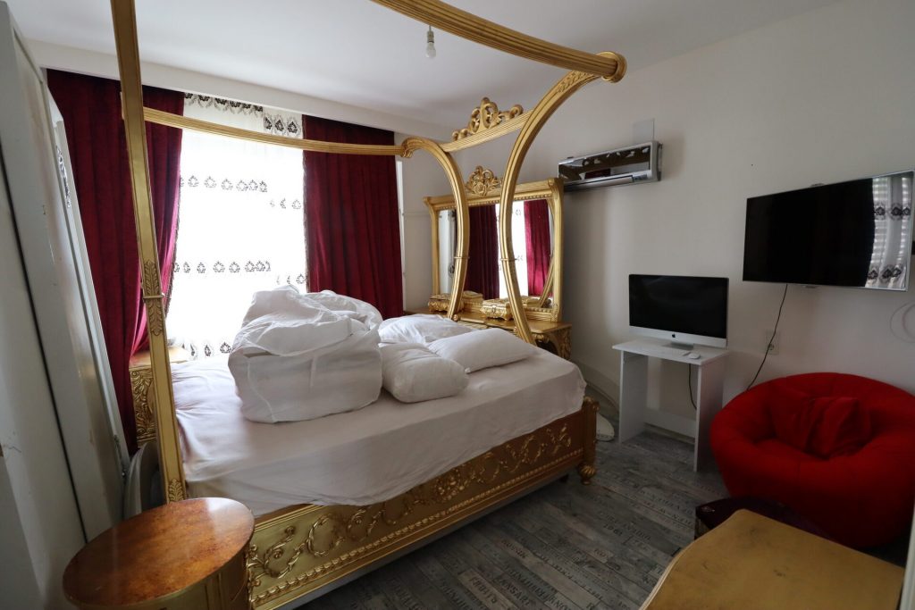Mersin Kargıpınarı Queenaba Sitesi Eşyasız Satılık 3+1 Köşe Daire