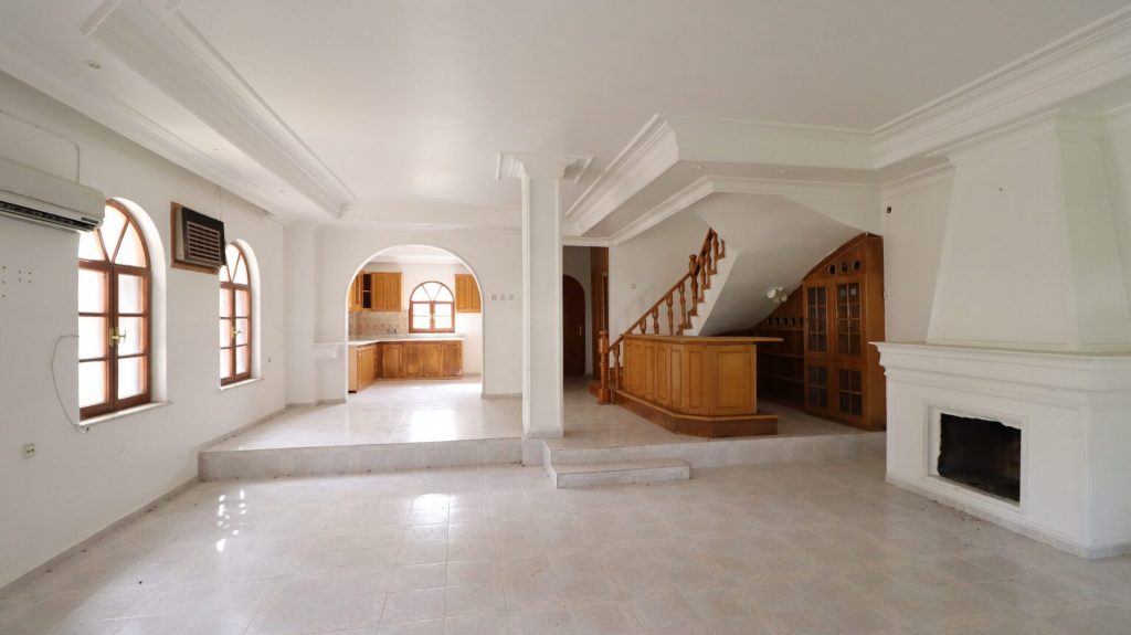 Mersin Erdemli Kargıpınarı Denize Sıfır Sörf Sitesi Satılık 4+1 Villa