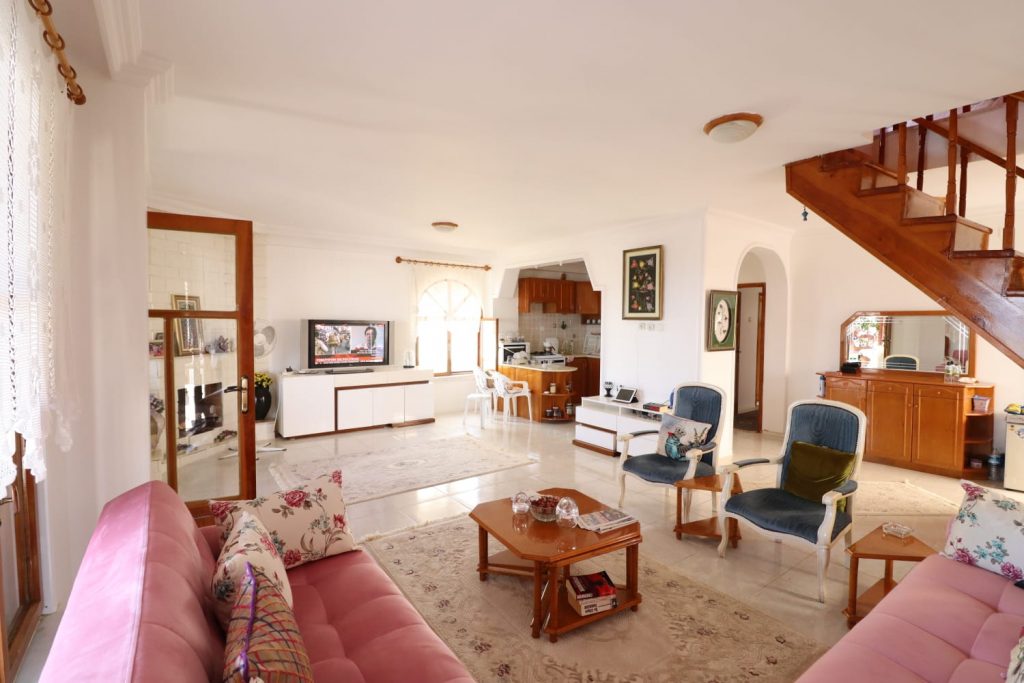 Mersin Erdemli Ayaş Villa 3 + 1 Dublex Wohnung zum Verkauf in Özbel