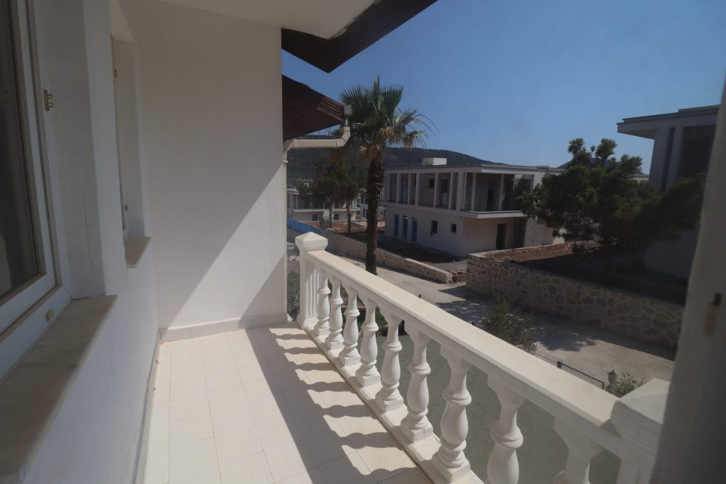 Mersin Tisan Satılık Denize Sıfır 3+1 Villa