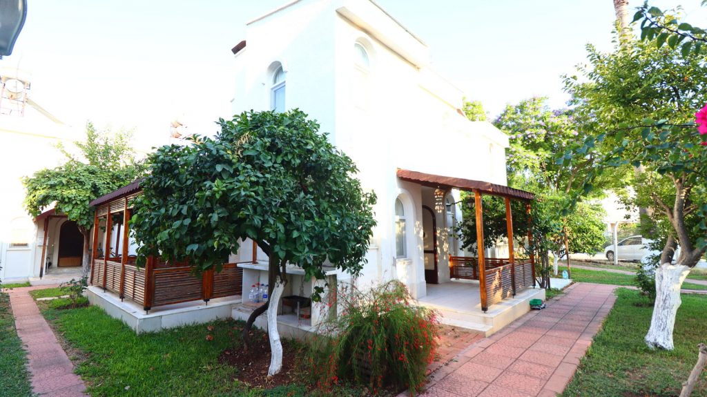 Çeşmeli Denize Sıfır  Serinkent Tatil Sitesi Satılık 2+1 Villa