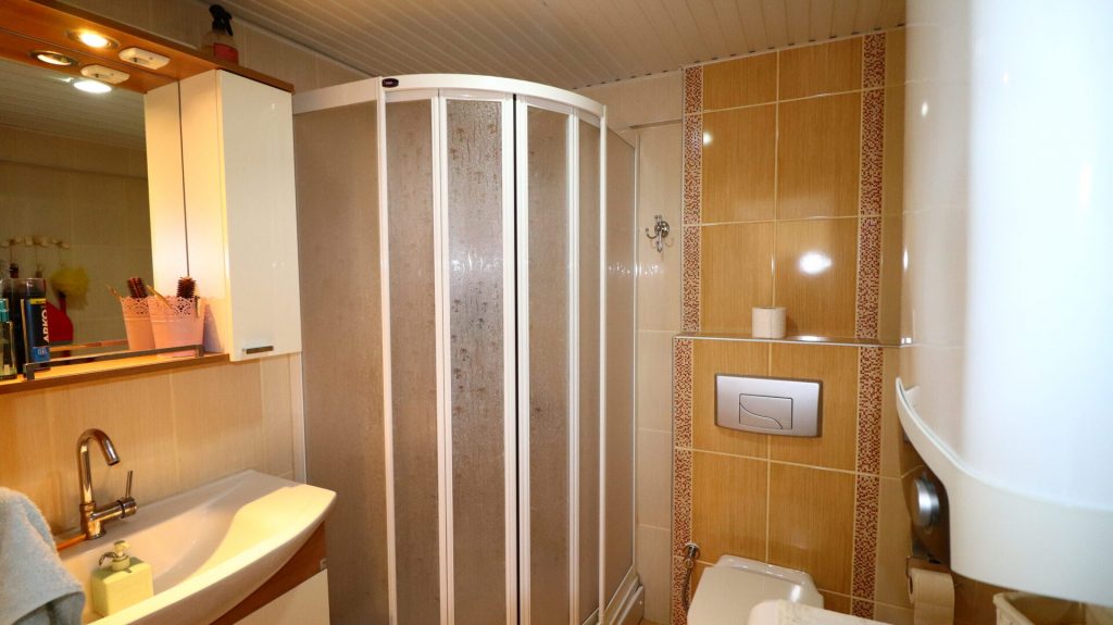 Tömük Altın Sahil Sitesi  Eşyalı Satılık 1+1 Geniş Daire