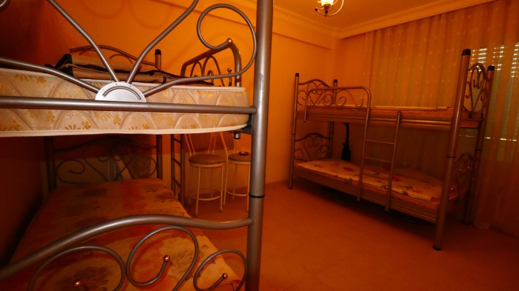 Mersin Erdemli Kocahasanlı  Akarsu Sitesi Denize Sıfır Eşyalı Satılık 3+1 Daire