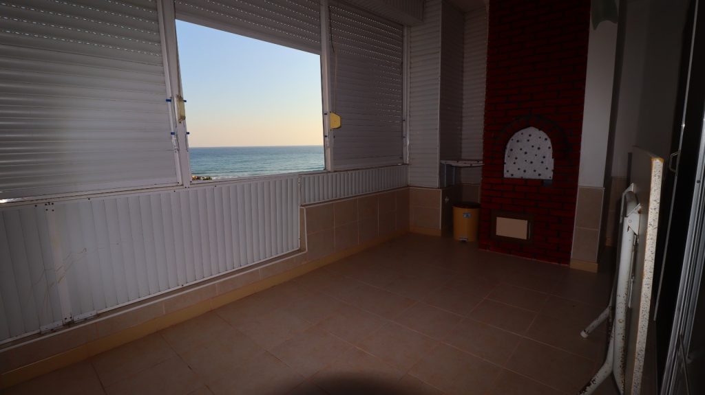 Mersin Erdemli Kocahasanlı  Akarsu Sitesi Denize Sıfır Eşyalı Satılık 3+1 Daire