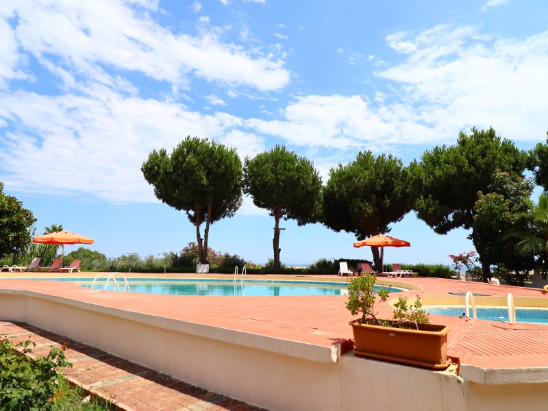 Mersin Erdemli Kocahasanlı Denize Sıfır  Akarsu Sitesi Satılık 1+1 Daire