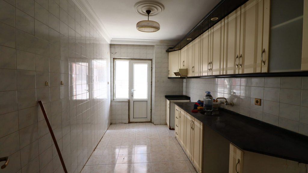 Mersin Pozcu Platin Mağazası Karşısı Satılık 3+1 Bağımsız Mutfak Daire
