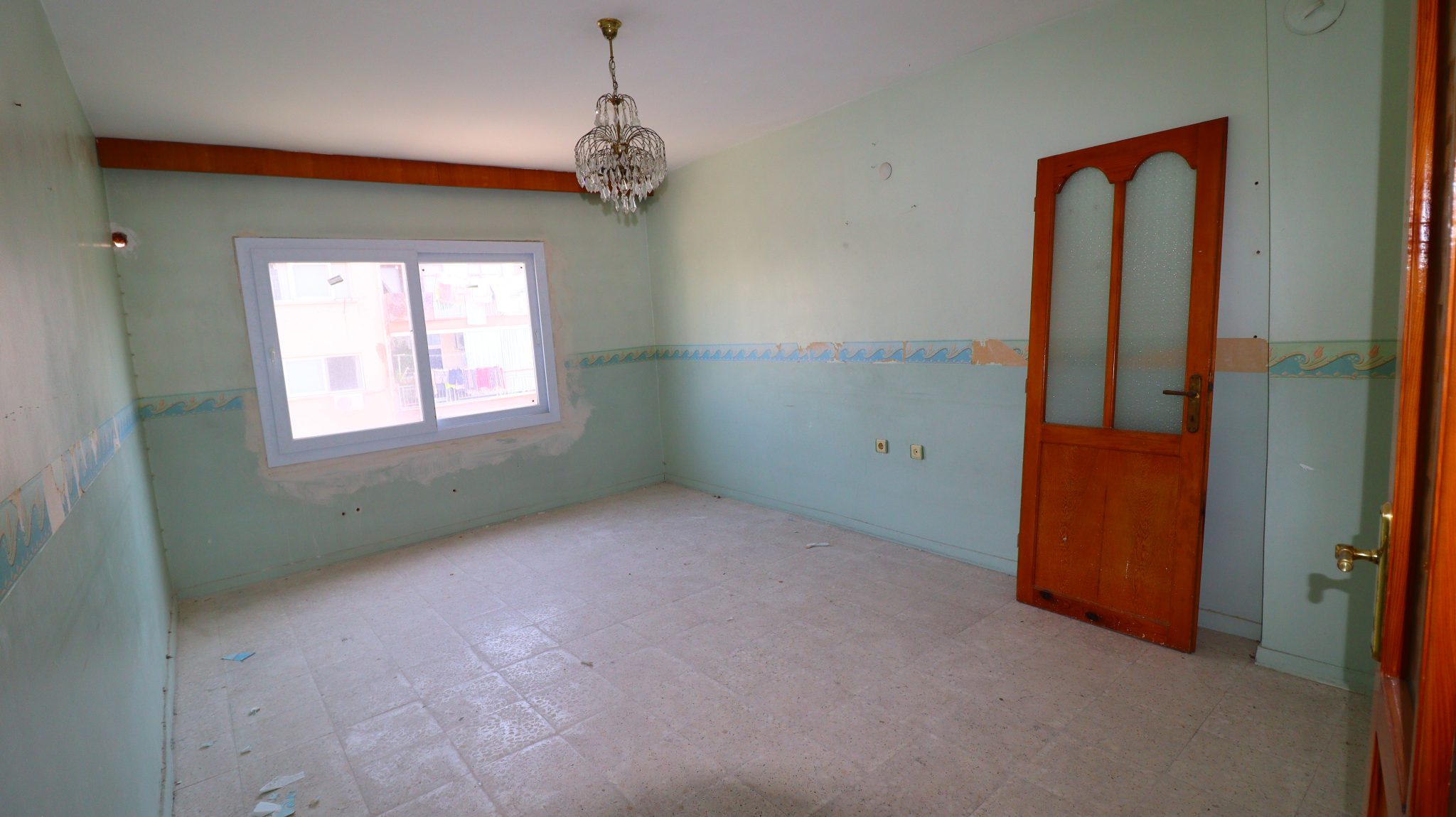 Mersin Erdemli Center 1.Beach Road 2+1 Independent Kitchen Flat For Sale