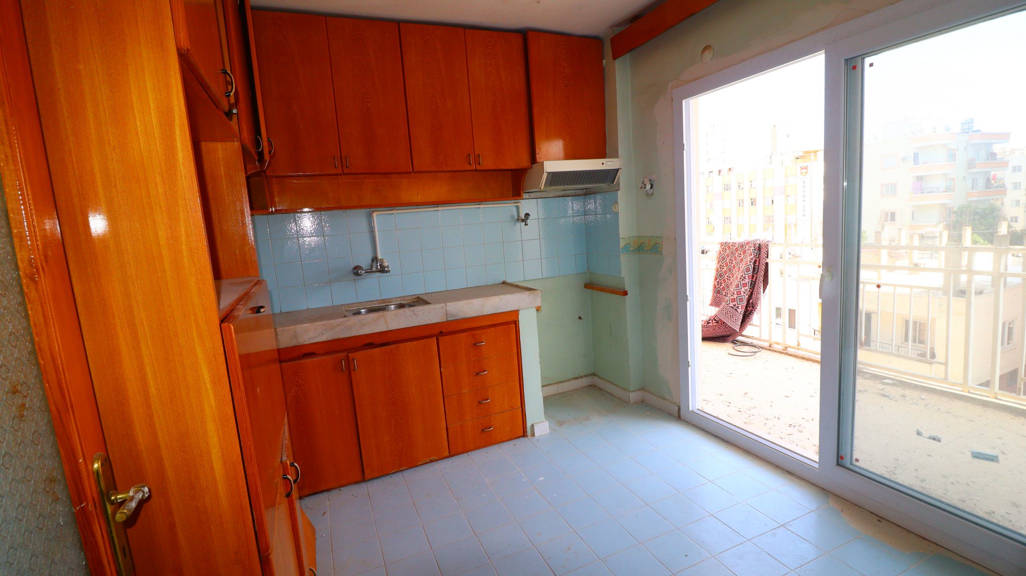 Mersin Erdemli Center 1.Beach Road 2+1 Independent Kitchen Flat For Sale