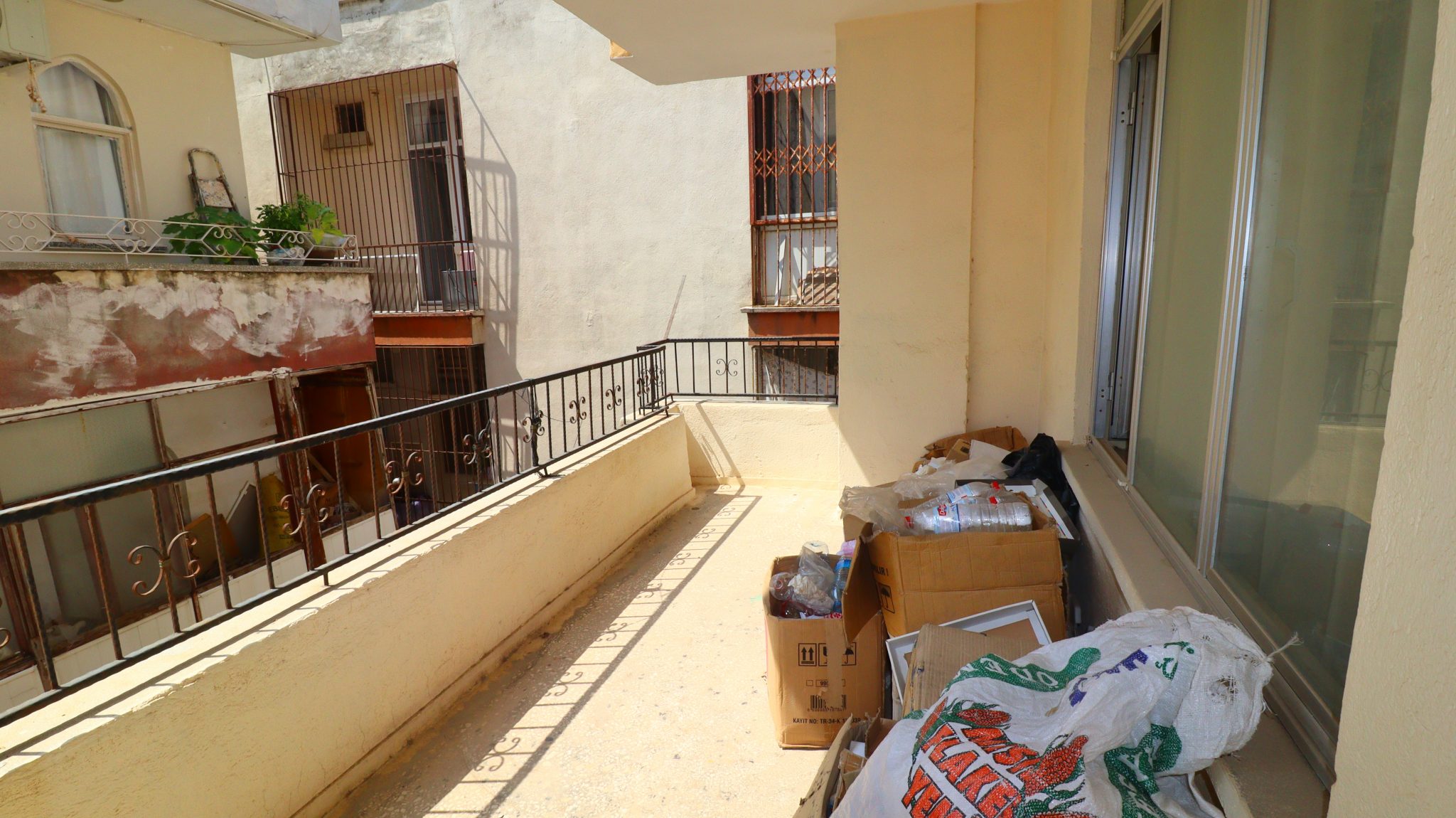 3+1 Flat for Sale in Mersin Erdemli Merkez District, 100 Meters to the Sea