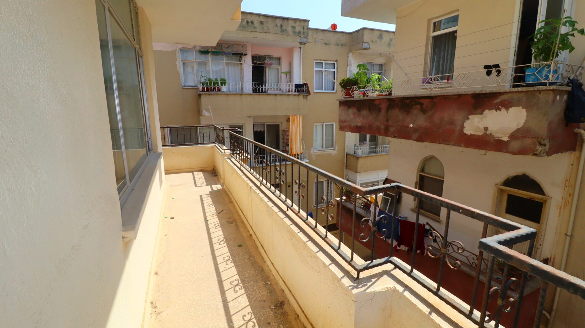 Mersin Erdemli Merkez Mahallesi Satılık Denize 100 Metre Mesafe 3+1 Daire