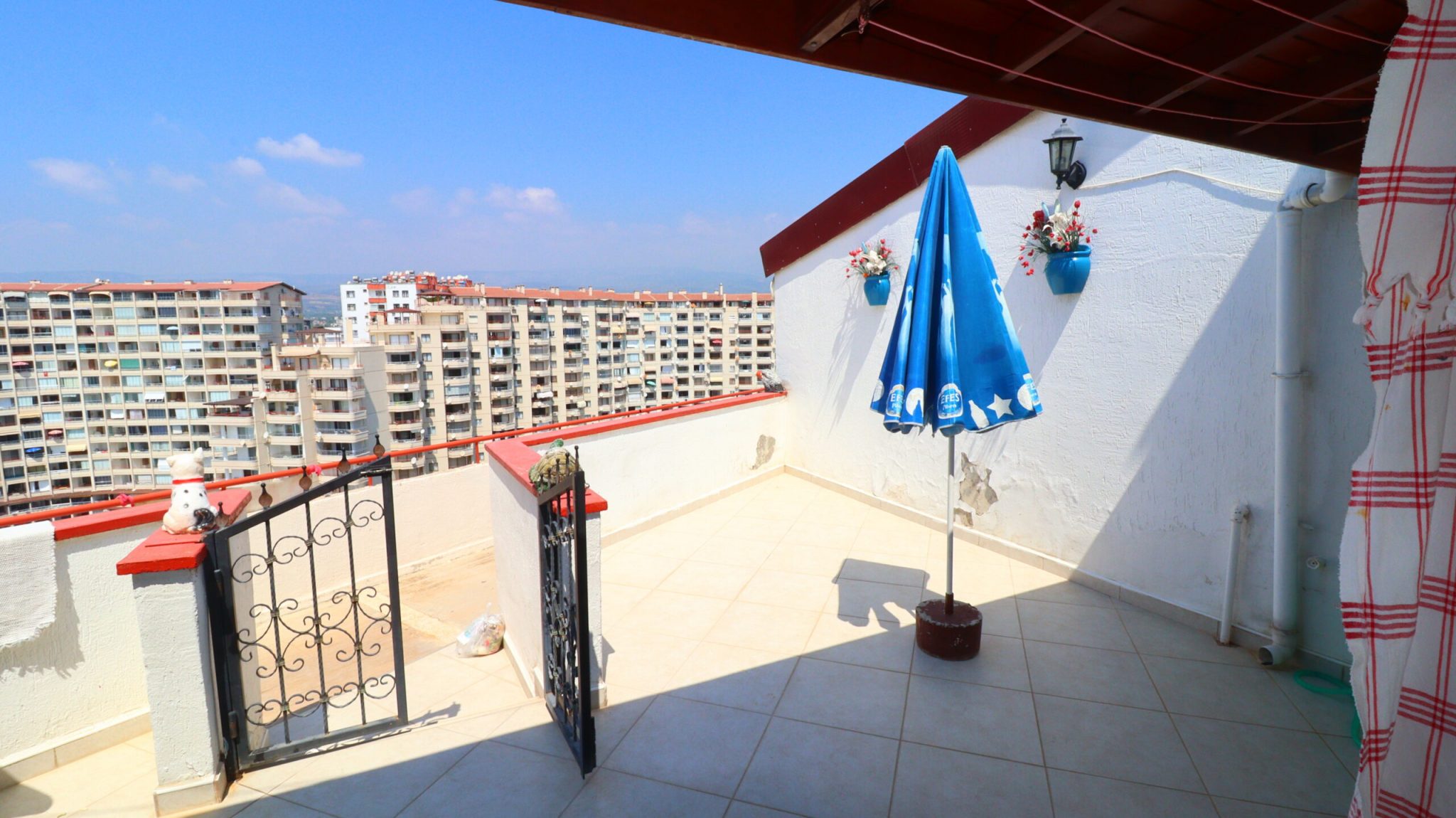 Mersin Erdemli Tömük Gondol 1 Sitesi Ahşap Teraslı Satılık 2+1 Daire
