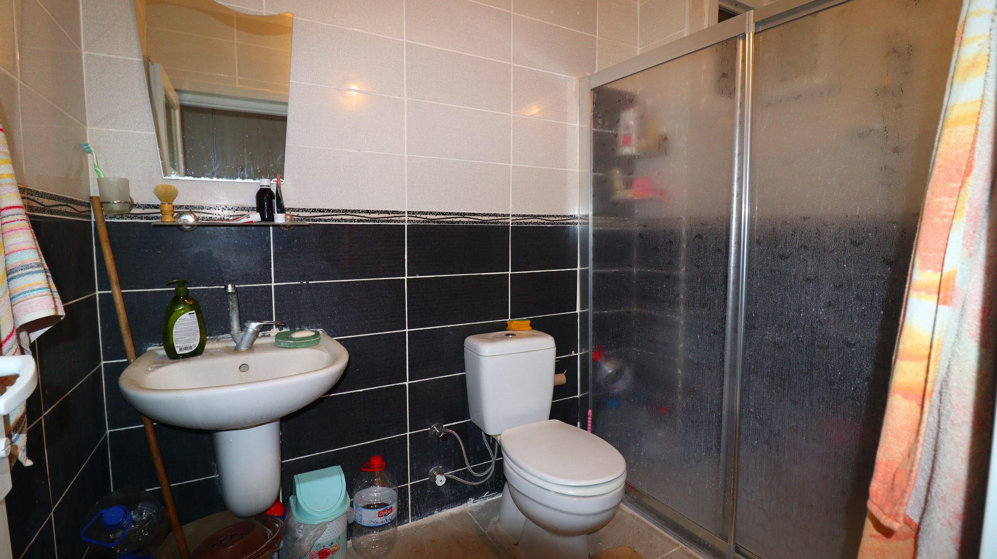 Mersin Erdemli Kocahasanlı Noord-Zuidgevel 2+1 goed onderhouden appartement te koopMersin Erdemli Kocahasanlı Север Южный Фасад 2+1 Благоустроенная Квартира Продается  ВО-ПЕРВЫХ, НАША КВАРТИРА НАХОДИТСЯ В МЕРСИН ЭРДЕМЛИ КОЧАХАСАНЛИ, В 50 МЕТРАХ ОТ МОРЯ.  НАША КВАРТИРА ВНУТРИ ПЛОЩАДКИ НАХОДИТСЯ В 50 МЕТРАХ ОТ МОРЯ, НА МАРШРУТЕ ШОССЕ D400. В СВЯЗИ С ЭТИМ ДОСТАТЬ ОЧЕНЬ ЛЕГКО. НАША КВАРТИРА ТАКЖЕ БОЛЬШАЯ 2+1 ОБСЛУЖИВАЕМАЯ КВАРТИРА БЕЗ РАСХОДОВ.  САМОЕ ГЛАВНОЕ, НА САЙТЕ ЕСТЬ ЛИФТ И АКТИВНОЕ УПРАВЛЕНИЕ.  В ТО ЖЕ ВРЕМЯ ОБЪЕКТ ЯВЛЯЕТСЯ ХОРОШО ВИДЕНИМ, НО ЕСТЬ ПАРИКМАХЕРСКАЯ, бакалейная лавка, КОМНАТЫ ДЛЯ ЗАВТРАКА И РОСКОШНЫЕ РЫБНЫЕ РЕСТОРАНЫ ВОКРУГ ОБЪЕКТА.  САМОЕ ГЛАВНОЕ - МОРСКОЙ ПЛЯЖ ЭРДЕРЕМЛИ КОЧАГАСАНЛИ ДЮНА. ЧЕРЕЗ ПЛЯЖ ПРОЛЕГАЮТ ПРОГУЛОЧНЫЕ ДОРОЖКИ. ПОЭТОМУ ОН НАИБОЛЕЕ ПРЕДПОЧИТАЕТСЯ ОСОБЕННО В ЛЕТНИЙ МЕСЯЦ И ДОБРО ПОЖАЛОВАТЬ ЛЕТНИМ, МОБИЛЬНЫМ, МЕСТНЫМ И ИНОСТРАННЫМ ГОСТЯМ.  НАША КВАРТИРА В ЭРДЕМЛИ КОЧАХАСАНЛИ ПОДХОДИТ ДЛЯ ИНВЕСТИЦИЙ. ЦЕНА ДОСТУПНА НА НАШИ КВАРТИРЫ. ОДНАКО ЭТО ВОЗМОЖНОСТЬ КВАРТИРА, КОТОРУЮ НЕЛЬЗЯ УПУСКАТЬ.  Mersin Erdemli Kocahasanlı Продается благоустроенная квартира 2+1 с видом на север-юг, РАСПОЛОЖЕННАЯ НА СЕВЕРО-ЮЖНОМ ПЕРИОДЕ. ОН БОЛЬШЕ В ОБЛАСТИ ЦИРКУЛЯЦИИ ВОЗДУХА НАША КВАРТИРА РАСПОЛОЖЕНА НА ВТОРОМ ЭТАЖЕ 7-ЭТАЖНОГО ДОМ НАД МАГАЗИНОМ.  В КВАРТИРЕ ЕСТЬ гардеробная, 1 ДУШЕВАЯ КАБИНА, 1 ТУАЛЕТ ALAFRANGA.  В ТО ЖЕ ВРЕМЯ ЭТО ДОРОГАЯ КВАРТИРА, КОТОРАЯ БЫЛА ПОЛНОСТЬЮ СОХРАНЕНА. НА ПЛОЩАДКЕ ЕСТЬ ЛИФТ.  РЕЗУЛЬТАТ, ПОЖАЛУЙСТА, СВЯЖИТЕСЬ С НАМИ ДЛЯ ВАШЕГО ПОРТФОЛИО ДЛЯ ПРОДАЖИ С ВИДОМ НА МОРЕ В ERDEMLİ KOCAHASANLI.  ERDEMLİ VIP ЭКСПЕРТНЫЙ ПЕРСОНАЛ ПО НЕДВИЖИМОСТИ  ТОРГОВЛЯ НЕДВИЖИМОСТЬЮ, ПРОДАЖА, АРЕНДА ЗЕМЛИ, ЖИЛЬЕ, ИНВЕСТИЦИИ, НЕДВИЖИМОСТЬ ПРОДОЛЖАЕТ ПОМОЧЬ ВАМ В ЛЮБОМ ВОПРОСЕ. МЫ БЛИЖЕ К ВАМ, КАК ТЕЛЕФОН, МЫ ВСЕГДА ЗДЕСЬ ДЛЯ ВАШЕГО ДЕЛА И ПОСЛЕ ПРОЦЕДУР ДЕЛА. МЫ ВСЕГДА ЖДЕМ ВАС НА КОФЕ В НАШЕМ ОФИСЕ, РАСПОЛОЖЕННОМ СТОРОНЕ СРЕДНЕЙ ШКОЛЫ ЭРДЕМЛИ.