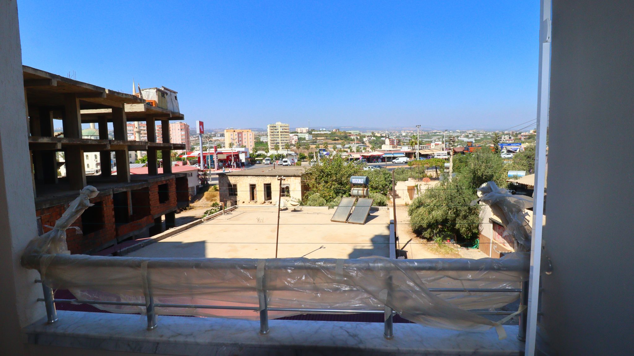 Mersin Erdemli Kocahasanlı Noord-Zuidgevel 2+1 goed onderhouden appartement te koopMersin Erdemli Kocahasanlı Север Южный Фасад 2+1 Благоустроенная Квартира Продается  ВО-ПЕРВЫХ, НАША КВАРТИРА НАХОДИТСЯ В МЕРСИН ЭРДЕМЛИ КОЧАХАСАНЛИ, В 50 МЕТРАХ ОТ МОРЯ.  НАША КВАРТИРА ВНУТРИ ПЛОЩАДКИ НАХОДИТСЯ В 50 МЕТРАХ ОТ МОРЯ, НА МАРШРУТЕ ШОССЕ D400. В СВЯЗИ С ЭТИМ ДОСТАТЬ ОЧЕНЬ ЛЕГКО. НАША КВАРТИРА ТАКЖЕ БОЛЬШАЯ 2+1 ОБСЛУЖИВАЕМАЯ КВАРТИРА БЕЗ РАСХОДОВ.  САМОЕ ГЛАВНОЕ, НА САЙТЕ ЕСТЬ ЛИФТ И АКТИВНОЕ УПРАВЛЕНИЕ.  В ТО ЖЕ ВРЕМЯ ОБЪЕКТ ЯВЛЯЕТСЯ ХОРОШО ВИДЕНИМ, НО ЕСТЬ ПАРИКМАХЕРСКАЯ, бакалейная лавка, КОМНАТЫ ДЛЯ ЗАВТРАКА И РОСКОШНЫЕ РЫБНЫЕ РЕСТОРАНЫ ВОКРУГ ОБЪЕКТА.  САМОЕ ГЛАВНОЕ - МОРСКОЙ ПЛЯЖ ЭРДЕРЕМЛИ КОЧАГАСАНЛИ ДЮНА. ЧЕРЕЗ ПЛЯЖ ПРОЛЕГАЮТ ПРОГУЛОЧНЫЕ ДОРОЖКИ. ПОЭТОМУ ОН НАИБОЛЕЕ ПРЕДПОЧИТАЕТСЯ ОСОБЕННО В ЛЕТНИЙ МЕСЯЦ И ДОБРО ПОЖАЛОВАТЬ ЛЕТНИМ, МОБИЛЬНЫМ, МЕСТНЫМ И ИНОСТРАННЫМ ГОСТЯМ.  НАША КВАРТИРА В ЭРДЕМЛИ КОЧАХАСАНЛИ ПОДХОДИТ ДЛЯ ИНВЕСТИЦИЙ. ЦЕНА ДОСТУПНА НА НАШИ КВАРТИРЫ. ОДНАКО ЭТО ВОЗМОЖНОСТЬ КВАРТИРА, КОТОРУЮ НЕЛЬЗЯ УПУСКАТЬ.  Mersin Erdemli Kocahasanlı Продается благоустроенная квартира 2+1 с видом на север-юг, РАСПОЛОЖЕННАЯ НА СЕВЕРО-ЮЖНОМ ПЕРИОДЕ. ОН БОЛЬШЕ В ОБЛАСТИ ЦИРКУЛЯЦИИ ВОЗДУХА НАША КВАРТИРА РАСПОЛОЖЕНА НА ВТОРОМ ЭТАЖЕ 7-ЭТАЖНОГО ДОМ НАД МАГАЗИНОМ.  В КВАРТИРЕ ЕСТЬ гардеробная, 1 ДУШЕВАЯ КАБИНА, 1 ТУАЛЕТ ALAFRANGA.  В ТО ЖЕ ВРЕМЯ ЭТО ДОРОГАЯ КВАРТИРА, КОТОРАЯ БЫЛА ПОЛНОСТЬЮ СОХРАНЕНА. НА ПЛОЩАДКЕ ЕСТЬ ЛИФТ.  РЕЗУЛЬТАТ, ПОЖАЛУЙСТА, СВЯЖИТЕСЬ С НАМИ ДЛЯ ВАШЕГО ПОРТФОЛИО ДЛЯ ПРОДАЖИ С ВИДОМ НА МОРЕ В ERDEMLİ KOCAHASANLI.  ERDEMLİ VIP ЭКСПЕРТНЫЙ ПЕРСОНАЛ ПО НЕДВИЖИМОСТИ  ТОРГОВЛЯ НЕДВИЖИМОСТЬЮ, ПРОДАЖА, АРЕНДА ЗЕМЛИ, ЖИЛЬЕ, ИНВЕСТИЦИИ, НЕДВИЖИМОСТЬ ПРОДОЛЖАЕТ ПОМОЧЬ ВАМ В ЛЮБОМ ВОПРОСЕ. МЫ БЛИЖЕ К ВАМ, КАК ТЕЛЕФОН, МЫ ВСЕГДА ЗДЕСЬ ДЛЯ ВАШЕГО ДЕЛА И ПОСЛЕ ПРОЦЕДУР ДЕЛА. МЫ ВСЕГДА ЖДЕМ ВАС НА КОФЕ В НАШЕМ ОФИСЕ, РАСПОЛОЖЕННОМ СТОРОНЕ СРЕДНЕЙ ШКОЛЫ ЭРДЕМЛИ.
