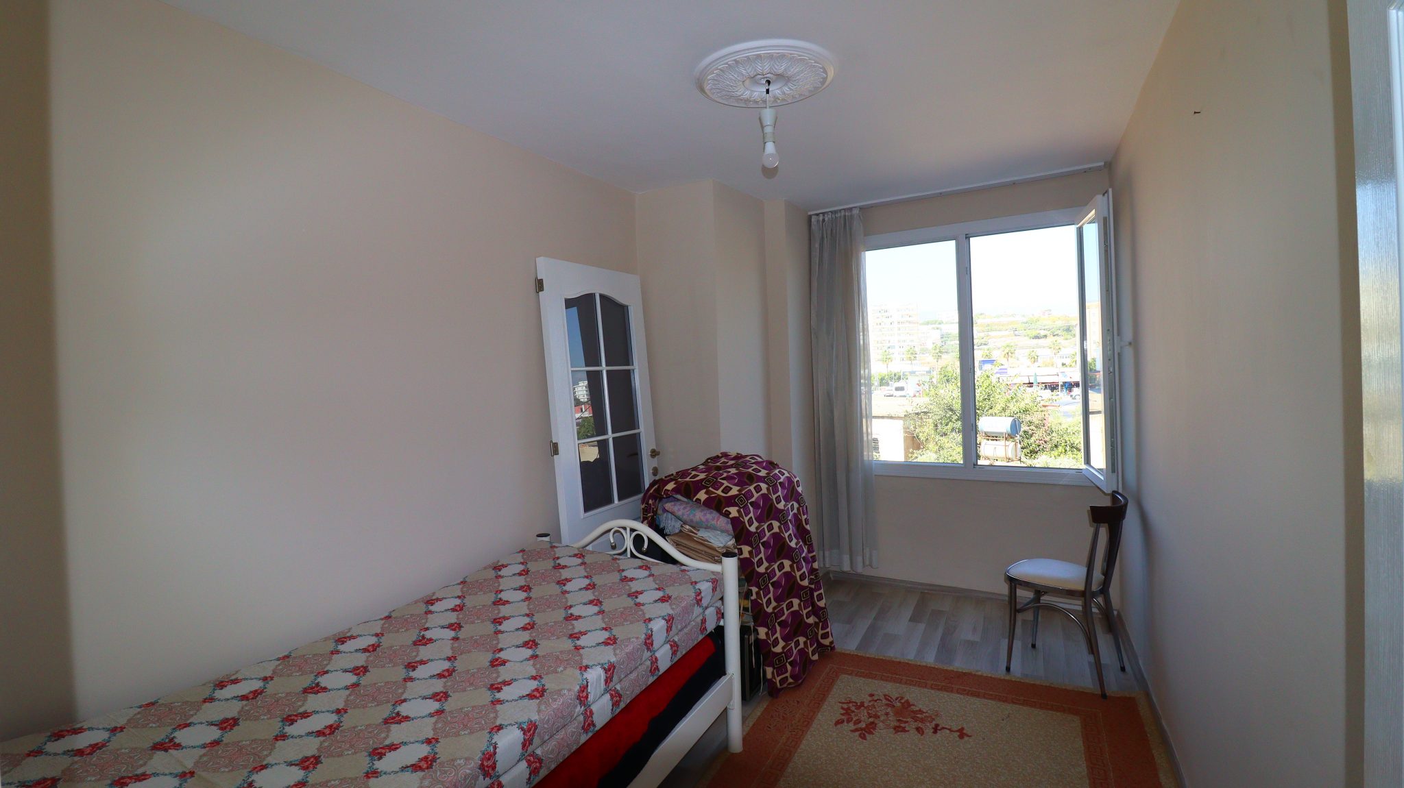 Mersin Erdemli Kocahasanlı Noord-Zuidgevel 2+1 goed onderhouden appartement te koopMersin Erdemli Kocahasanlı Север Южный Фасад 2+1 Благоустроенная Квартира Продается  ВО-ПЕРВЫХ, НАША КВАРТИРА НАХОДИТСЯ В МЕРСИН ЭРДЕМЛИ КОЧАХАСАНЛИ, В 50 МЕТРАХ ОТ МОРЯ.  НАША КВАРТИРА ВНУТРИ ПЛОЩАДКИ НАХОДИТСЯ В 50 МЕТРАХ ОТ МОРЯ, НА МАРШРУТЕ ШОССЕ D400. В СВЯЗИ С ЭТИМ ДОСТАТЬ ОЧЕНЬ ЛЕГКО. НАША КВАРТИРА ТАКЖЕ БОЛЬШАЯ 2+1 ОБСЛУЖИВАЕМАЯ КВАРТИРА БЕЗ РАСХОДОВ.  САМОЕ ГЛАВНОЕ, НА САЙТЕ ЕСТЬ ЛИФТ И АКТИВНОЕ УПРАВЛЕНИЕ.  В ТО ЖЕ ВРЕМЯ ОБЪЕКТ ЯВЛЯЕТСЯ ХОРОШО ВИДЕНИМ, НО ЕСТЬ ПАРИКМАХЕРСКАЯ, бакалейная лавка, КОМНАТЫ ДЛЯ ЗАВТРАКА И РОСКОШНЫЕ РЫБНЫЕ РЕСТОРАНЫ ВОКРУГ ОБЪЕКТА.  САМОЕ ГЛАВНОЕ - МОРСКОЙ ПЛЯЖ ЭРДЕРЕМЛИ КОЧАГАСАНЛИ ДЮНА. ЧЕРЕЗ ПЛЯЖ ПРОЛЕГАЮТ ПРОГУЛОЧНЫЕ ДОРОЖКИ. ПОЭТОМУ ОН НАИБОЛЕЕ ПРЕДПОЧИТАЕТСЯ ОСОБЕННО В ЛЕТНИЙ МЕСЯЦ И ДОБРО ПОЖАЛОВАТЬ ЛЕТНИМ, МОБИЛЬНЫМ, МЕСТНЫМ И ИНОСТРАННЫМ ГОСТЯМ.  НАША КВАРТИРА В ЭРДЕМЛИ КОЧАХАСАНЛИ ПОДХОДИТ ДЛЯ ИНВЕСТИЦИЙ. ЦЕНА ДОСТУПНА НА НАШИ КВАРТИРЫ. ОДНАКО ЭТО ВОЗМОЖНОСТЬ КВАРТИРА, КОТОРУЮ НЕЛЬЗЯ УПУСКАТЬ.  Mersin Erdemli Kocahasanlı Продается благоустроенная квартира 2+1 с видом на север-юг, РАСПОЛОЖЕННАЯ НА СЕВЕРО-ЮЖНОМ ПЕРИОДЕ. ОН БОЛЬШЕ В ОБЛАСТИ ЦИРКУЛЯЦИИ ВОЗДУХА НАША КВАРТИРА РАСПОЛОЖЕНА НА ВТОРОМ ЭТАЖЕ 7-ЭТАЖНОГО ДОМ НАД МАГАЗИНОМ.  В КВАРТИРЕ ЕСТЬ гардеробная, 1 ДУШЕВАЯ КАБИНА, 1 ТУАЛЕТ ALAFRANGA.  В ТО ЖЕ ВРЕМЯ ЭТО ДОРОГАЯ КВАРТИРА, КОТОРАЯ БЫЛА ПОЛНОСТЬЮ СОХРАНЕНА. НА ПЛОЩАДКЕ ЕСТЬ ЛИФТ.  РЕЗУЛЬТАТ, ПОЖАЛУЙСТА, СВЯЖИТЕСЬ С НАМИ ДЛЯ ВАШЕГО ПОРТФОЛИО ДЛЯ ПРОДАЖИ С ВИДОМ НА МОРЕ В ERDEMLİ KOCAHASANLI.  ERDEMLİ VIP ЭКСПЕРТНЫЙ ПЕРСОНАЛ ПО НЕДВИЖИМОСТИ  ТОРГОВЛЯ НЕДВИЖИМОСТЬЮ, ПРОДАЖА, АРЕНДА ЗЕМЛИ, ЖИЛЬЕ, ИНВЕСТИЦИИ, НЕДВИЖИМОСТЬ ПРОДОЛЖАЕТ ПОМОЧЬ ВАМ В ЛЮБОМ ВОПРОСЕ. МЫ БЛИЖЕ К ВАМ, КАК ТЕЛЕФОН, МЫ ВСЕГДА ЗДЕСЬ ДЛЯ ВАШЕГО ДЕЛА И ПОСЛЕ ПРОЦЕДУР ДЕЛА. МЫ ВСЕГДА ЖДЕМ ВАС НА КОФЕ В НАШЕМ ОФИСЕ, РАСПОЛОЖЕННОМ СТОРОНЕ СРЕДНЕЙ ШКОЛЫ ЭРДЕМЛИ.