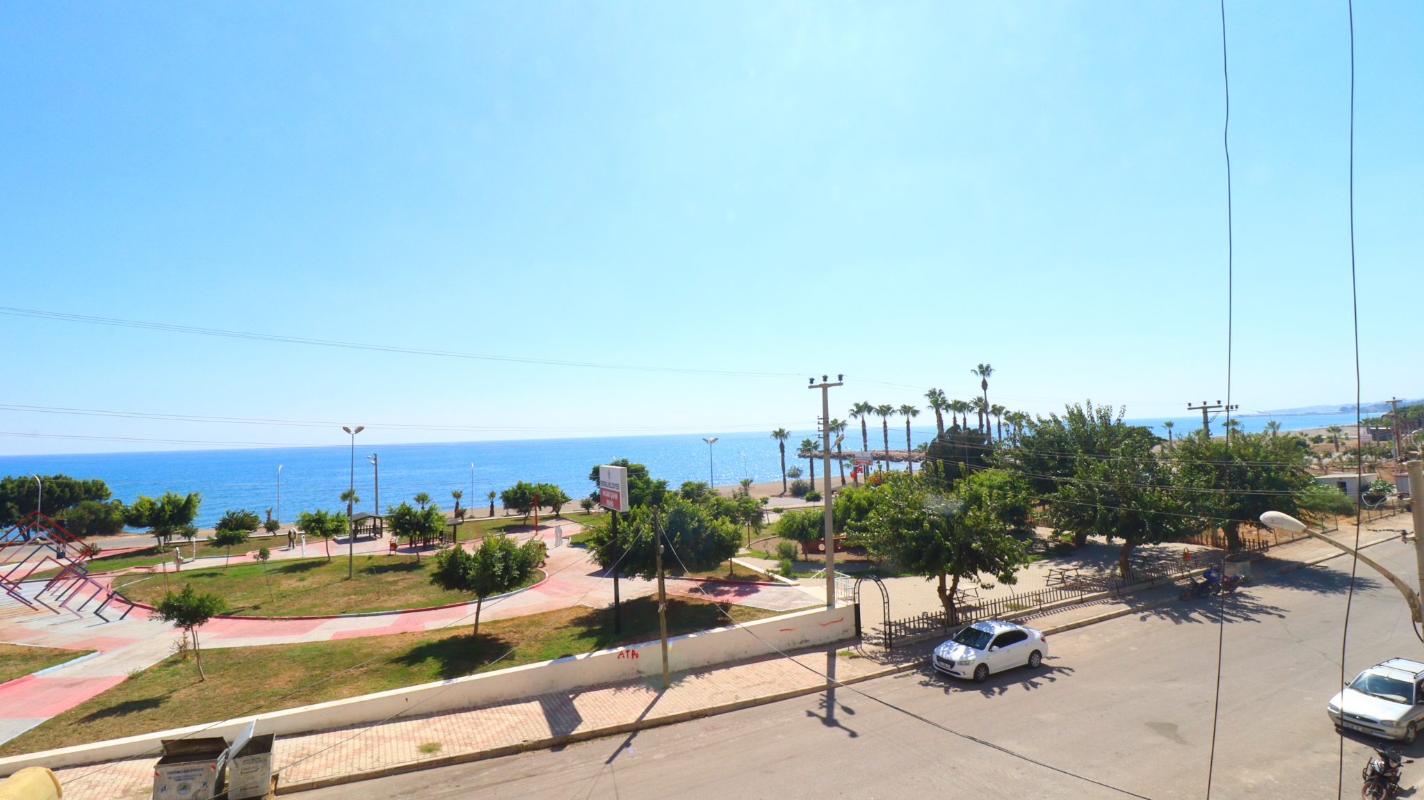 Mersin Erdemli Kocahasanlı Noord-Zuidgevel 2+1 goed onderhouden appartement te koopMersin Erdemli Kocahasanlı Север Южный Фасад 2+1 Благоустроенная Квартира Продается  ВО-ПЕРВЫХ, НАША КВАРТИРА НАХОДИТСЯ В МЕРСИН ЭРДЕМЛИ КОЧАХАСАНЛИ, В 50 МЕТРАХ ОТ МОРЯ.  НАША КВАРТИРА ВНУТРИ ПЛОЩАДКИ НАХОДИТСЯ В 50 МЕТРАХ ОТ МОРЯ, НА МАРШРУТЕ ШОССЕ D400. В СВЯЗИ С ЭТИМ ДОСТАТЬ ОЧЕНЬ ЛЕГКО. НАША КВАРТИРА ТАКЖЕ БОЛЬШАЯ 2+1 ОБСЛУЖИВАЕМАЯ КВАРТИРА БЕЗ РАСХОДОВ.  САМОЕ ГЛАВНОЕ, НА САЙТЕ ЕСТЬ ЛИФТ И АКТИВНОЕ УПРАВЛЕНИЕ.  В ТО ЖЕ ВРЕМЯ ОБЪЕКТ ЯВЛЯЕТСЯ ХОРОШО ВИДЕНИМ, НО ЕСТЬ ПАРИКМАХЕРСКАЯ, бакалейная лавка, КОМНАТЫ ДЛЯ ЗАВТРАКА И РОСКОШНЫЕ РЫБНЫЕ РЕСТОРАНЫ ВОКРУГ ОБЪЕКТА.  САМОЕ ГЛАВНОЕ - МОРСКОЙ ПЛЯЖ ЭРДЕРЕМЛИ КОЧАГАСАНЛИ ДЮНА. ЧЕРЕЗ ПЛЯЖ ПРОЛЕГАЮТ ПРОГУЛОЧНЫЕ ДОРОЖКИ. ПОЭТОМУ ОН НАИБОЛЕЕ ПРЕДПОЧИТАЕТСЯ ОСОБЕННО В ЛЕТНИЙ МЕСЯЦ И ДОБРО ПОЖАЛОВАТЬ ЛЕТНИМ, МОБИЛЬНЫМ, МЕСТНЫМ И ИНОСТРАННЫМ ГОСТЯМ.  НАША КВАРТИРА В ЭРДЕМЛИ КОЧАХАСАНЛИ ПОДХОДИТ ДЛЯ ИНВЕСТИЦИЙ. ЦЕНА ДОСТУПНА НА НАШИ КВАРТИРЫ. ОДНАКО ЭТО ВОЗМОЖНОСТЬ КВАРТИРА, КОТОРУЮ НЕЛЬЗЯ УПУСКАТЬ.  Mersin Erdemli Kocahasanlı Продается благоустроенная квартира 2+1 с видом на север-юг, РАСПОЛОЖЕННАЯ НА СЕВЕРО-ЮЖНОМ ПЕРИОДЕ. ОН БОЛЬШЕ В ОБЛАСТИ ЦИРКУЛЯЦИИ ВОЗДУХА НАША КВАРТИРА РАСПОЛОЖЕНА НА ВТОРОМ ЭТАЖЕ 7-ЭТАЖНОГО ДОМ НАД МАГАЗИНОМ.  В КВАРТИРЕ ЕСТЬ гардеробная, 1 ДУШЕВАЯ КАБИНА, 1 ТУАЛЕТ ALAFRANGA.  В ТО ЖЕ ВРЕМЯ ЭТО ДОРОГАЯ КВАРТИРА, КОТОРАЯ БЫЛА ПОЛНОСТЬЮ СОХРАНЕНА. НА ПЛОЩАДКЕ ЕСТЬ ЛИФТ.  РЕЗУЛЬТАТ, ПОЖАЛУЙСТА, СВЯЖИТЕСЬ С НАМИ ДЛЯ ВАШЕГО ПОРТФОЛИО ДЛЯ ПРОДАЖИ С ВИДОМ НА МОРЕ В ERDEMLİ KOCAHASANLI.  ERDEMLİ VIP ЭКСПЕРТНЫЙ ПЕРСОНАЛ ПО НЕДВИЖИМОСТИ  ТОРГОВЛЯ НЕДВИЖИМОСТЬЮ, ПРОДАЖА, АРЕНДА ЗЕМЛИ, ЖИЛЬЕ, ИНВЕСТИЦИИ, НЕДВИЖИМОСТЬ ПРОДОЛЖАЕТ ПОМОЧЬ ВАМ В ЛЮБОМ ВОПРОСЕ. МЫ БЛИЖЕ К ВАМ, КАК ТЕЛЕФОН, МЫ ВСЕГДА ЗДЕСЬ ДЛЯ ВАШЕГО ДЕЛА И ПОСЛЕ ПРОЦЕДУР ДЕЛА. МЫ ВСЕГДА ЖДЕМ ВАС НА КОФЕ В НАШЕМ ОФИСЕ, РАСПОЛОЖЕННОМ СТОРОНЕ СРЕДНЕЙ ШКОЛЫ ЭРДЕМЛИ.