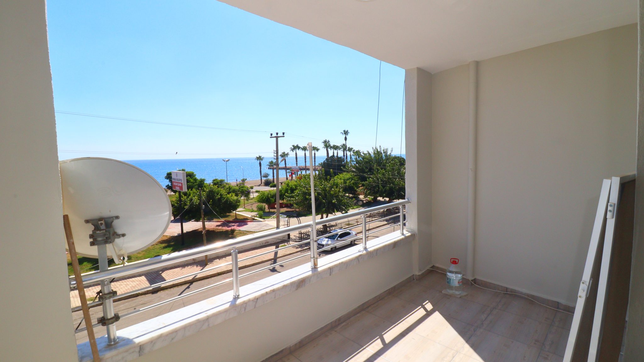 Mersin Erdemli Kocahasanlı Noord-Zuidgevel 2+1 goed onderhouden appartement te koopMersin Erdemli Kocahasanlı Север Южный Фасад 2+1 Благоустроенная Квартира Продается  ВО-ПЕРВЫХ, НАША КВАРТИРА НАХОДИТСЯ В МЕРСИН ЭРДЕМЛИ КОЧАХАСАНЛИ, В 50 МЕТРАХ ОТ МОРЯ.  НАША КВАРТИРА ВНУТРИ ПЛОЩАДКИ НАХОДИТСЯ В 50 МЕТРАХ ОТ МОРЯ, НА МАРШРУТЕ ШОССЕ D400. В СВЯЗИ С ЭТИМ ДОСТАТЬ ОЧЕНЬ ЛЕГКО. НАША КВАРТИРА ТАКЖЕ БОЛЬШАЯ 2+1 ОБСЛУЖИВАЕМАЯ КВАРТИРА БЕЗ РАСХОДОВ.  САМОЕ ГЛАВНОЕ, НА САЙТЕ ЕСТЬ ЛИФТ И АКТИВНОЕ УПРАВЛЕНИЕ.  В ТО ЖЕ ВРЕМЯ ОБЪЕКТ ЯВЛЯЕТСЯ ХОРОШО ВИДЕНИМ, НО ЕСТЬ ПАРИКМАХЕРСКАЯ, бакалейная лавка, КОМНАТЫ ДЛЯ ЗАВТРАКА И РОСКОШНЫЕ РЫБНЫЕ РЕСТОРАНЫ ВОКРУГ ОБЪЕКТА.  САМОЕ ГЛАВНОЕ - МОРСКОЙ ПЛЯЖ ЭРДЕРЕМЛИ КОЧАГАСАНЛИ ДЮНА. ЧЕРЕЗ ПЛЯЖ ПРОЛЕГАЮТ ПРОГУЛОЧНЫЕ ДОРОЖКИ. ПОЭТОМУ ОН НАИБОЛЕЕ ПРЕДПОЧИТАЕТСЯ ОСОБЕННО В ЛЕТНИЙ МЕСЯЦ И ДОБРО ПОЖАЛОВАТЬ ЛЕТНИМ, МОБИЛЬНЫМ, МЕСТНЫМ И ИНОСТРАННЫМ ГОСТЯМ.  НАША КВАРТИРА В ЭРДЕМЛИ КОЧАХАСАНЛИ ПОДХОДИТ ДЛЯ ИНВЕСТИЦИЙ. ЦЕНА ДОСТУПНА НА НАШИ КВАРТИРЫ. ОДНАКО ЭТО ВОЗМОЖНОСТЬ КВАРТИРА, КОТОРУЮ НЕЛЬЗЯ УПУСКАТЬ.  Mersin Erdemli Kocahasanlı Продается благоустроенная квартира 2+1 с видом на север-юг, РАСПОЛОЖЕННАЯ НА СЕВЕРО-ЮЖНОМ ПЕРИОДЕ. ОН БОЛЬШЕ В ОБЛАСТИ ЦИРКУЛЯЦИИ ВОЗДУХА НАША КВАРТИРА РАСПОЛОЖЕНА НА ВТОРОМ ЭТАЖЕ 7-ЭТАЖНОГО ДОМ НАД МАГАЗИНОМ.  В КВАРТИРЕ ЕСТЬ гардеробная, 1 ДУШЕВАЯ КАБИНА, 1 ТУАЛЕТ ALAFRANGA.  В ТО ЖЕ ВРЕМЯ ЭТО ДОРОГАЯ КВАРТИРА, КОТОРАЯ БЫЛА ПОЛНОСТЬЮ СОХРАНЕНА. НА ПЛОЩАДКЕ ЕСТЬ ЛИФТ.  РЕЗУЛЬТАТ, ПОЖАЛУЙСТА, СВЯЖИТЕСЬ С НАМИ ДЛЯ ВАШЕГО ПОРТФОЛИО ДЛЯ ПРОДАЖИ С ВИДОМ НА МОРЕ В ERDEMLİ KOCAHASANLI.  ERDEMLİ VIP ЭКСПЕРТНЫЙ ПЕРСОНАЛ ПО НЕДВИЖИМОСТИ  ТОРГОВЛЯ НЕДВИЖИМОСТЬЮ, ПРОДАЖА, АРЕНДА ЗЕМЛИ, ЖИЛЬЕ, ИНВЕСТИЦИИ, НЕДВИЖИМОСТЬ ПРОДОЛЖАЕТ ПОМОЧЬ ВАМ В ЛЮБОМ ВОПРОСЕ. МЫ БЛИЖЕ К ВАМ, КАК ТЕЛЕФОН, МЫ ВСЕГДА ЗДЕСЬ ДЛЯ ВАШЕГО ДЕЛА И ПОСЛЕ ПРОЦЕДУР ДЕЛА. МЫ ВСЕГДА ЖДЕМ ВАС НА КОФЕ В НАШЕМ ОФИСЕ, РАСПОЛОЖЕННОМ СТОРОНЕ СРЕДНЕЙ ШКОЛЫ ЭРДЕМЛИ.