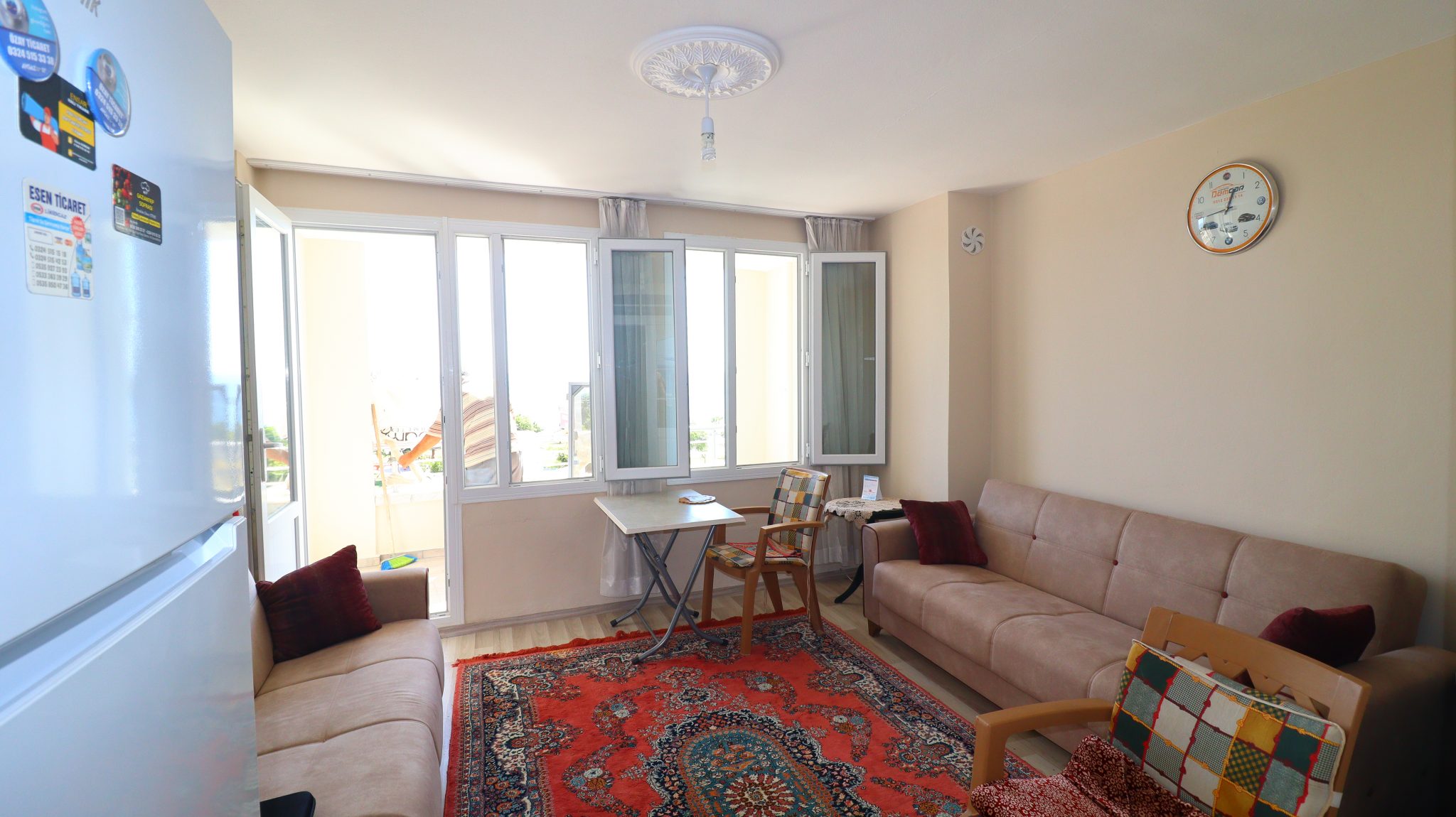 Mersin Erdemli Kocahasanlı Noord-Zuidgevel 2+1 goed onderhouden appartement te koopMersin Erdemli Kocahasanlı Север Южный Фасад 2+1 Благоустроенная Квартира Продается  ВО-ПЕРВЫХ, НАША КВАРТИРА НАХОДИТСЯ В МЕРСИН ЭРДЕМЛИ КОЧАХАСАНЛИ, В 50 МЕТРАХ ОТ МОРЯ.  НАША КВАРТИРА ВНУТРИ ПЛОЩАДКИ НАХОДИТСЯ В 50 МЕТРАХ ОТ МОРЯ, НА МАРШРУТЕ ШОССЕ D400. В СВЯЗИ С ЭТИМ ДОСТАТЬ ОЧЕНЬ ЛЕГКО. НАША КВАРТИРА ТАКЖЕ БОЛЬШАЯ 2+1 ОБСЛУЖИВАЕМАЯ КВАРТИРА БЕЗ РАСХОДОВ.  САМОЕ ГЛАВНОЕ, НА САЙТЕ ЕСТЬ ЛИФТ И АКТИВНОЕ УПРАВЛЕНИЕ.  В ТО ЖЕ ВРЕМЯ ОБЪЕКТ ЯВЛЯЕТСЯ ХОРОШО ВИДЕНИМ, НО ЕСТЬ ПАРИКМАХЕРСКАЯ, бакалейная лавка, КОМНАТЫ ДЛЯ ЗАВТРАКА И РОСКОШНЫЕ РЫБНЫЕ РЕСТОРАНЫ ВОКРУГ ОБЪЕКТА.  САМОЕ ГЛАВНОЕ - МОРСКОЙ ПЛЯЖ ЭРДЕРЕМЛИ КОЧАГАСАНЛИ ДЮНА. ЧЕРЕЗ ПЛЯЖ ПРОЛЕГАЮТ ПРОГУЛОЧНЫЕ ДОРОЖКИ. ПОЭТОМУ ОН НАИБОЛЕЕ ПРЕДПОЧИТАЕТСЯ ОСОБЕННО В ЛЕТНИЙ МЕСЯЦ И ДОБРО ПОЖАЛОВАТЬ ЛЕТНИМ, МОБИЛЬНЫМ, МЕСТНЫМ И ИНОСТРАННЫМ ГОСТЯМ.  НАША КВАРТИРА В ЭРДЕМЛИ КОЧАХАСАНЛИ ПОДХОДИТ ДЛЯ ИНВЕСТИЦИЙ. ЦЕНА ДОСТУПНА НА НАШИ КВАРТИРЫ. ОДНАКО ЭТО ВОЗМОЖНОСТЬ КВАРТИРА, КОТОРУЮ НЕЛЬЗЯ УПУСКАТЬ.  Mersin Erdemli Kocahasanlı Продается благоустроенная квартира 2+1 с видом на север-юг, РАСПОЛОЖЕННАЯ НА СЕВЕРО-ЮЖНОМ ПЕРИОДЕ. ОН БОЛЬШЕ В ОБЛАСТИ ЦИРКУЛЯЦИИ ВОЗДУХА НАША КВАРТИРА РАСПОЛОЖЕНА НА ВТОРОМ ЭТАЖЕ 7-ЭТАЖНОГО ДОМ НАД МАГАЗИНОМ.  В КВАРТИРЕ ЕСТЬ гардеробная, 1 ДУШЕВАЯ КАБИНА, 1 ТУАЛЕТ ALAFRANGA.  В ТО ЖЕ ВРЕМЯ ЭТО ДОРОГАЯ КВАРТИРА, КОТОРАЯ БЫЛА ПОЛНОСТЬЮ СОХРАНЕНА. НА ПЛОЩАДКЕ ЕСТЬ ЛИФТ.  РЕЗУЛЬТАТ, ПОЖАЛУЙСТА, СВЯЖИТЕСЬ С НАМИ ДЛЯ ВАШЕГО ПОРТФОЛИО ДЛЯ ПРОДАЖИ С ВИДОМ НА МОРЕ В ERDEMLİ KOCAHASANLI.  ERDEMLİ VIP ЭКСПЕРТНЫЙ ПЕРСОНАЛ ПО НЕДВИЖИМОСТИ  ТОРГОВЛЯ НЕДВИЖИМОСТЬЮ, ПРОДАЖА, АРЕНДА ЗЕМЛИ, ЖИЛЬЕ, ИНВЕСТИЦИИ, НЕДВИЖИМОСТЬ ПРОДОЛЖАЕТ ПОМОЧЬ ВАМ В ЛЮБОМ ВОПРОСЕ. МЫ БЛИЖЕ К ВАМ, КАК ТЕЛЕФОН, МЫ ВСЕГДА ЗДЕСЬ ДЛЯ ВАШЕГО ДЕЛА И ПОСЛЕ ПРОЦЕДУР ДЕЛА. МЫ ВСЕГДА ЖДЕМ ВАС НА КОФЕ В НАШЕМ ОФИСЕ, РАСПОЛОЖЕННОМ СТОРОНЕ СРЕДНЕЙ ШКОЛЫ ЭРДЕМЛИ.