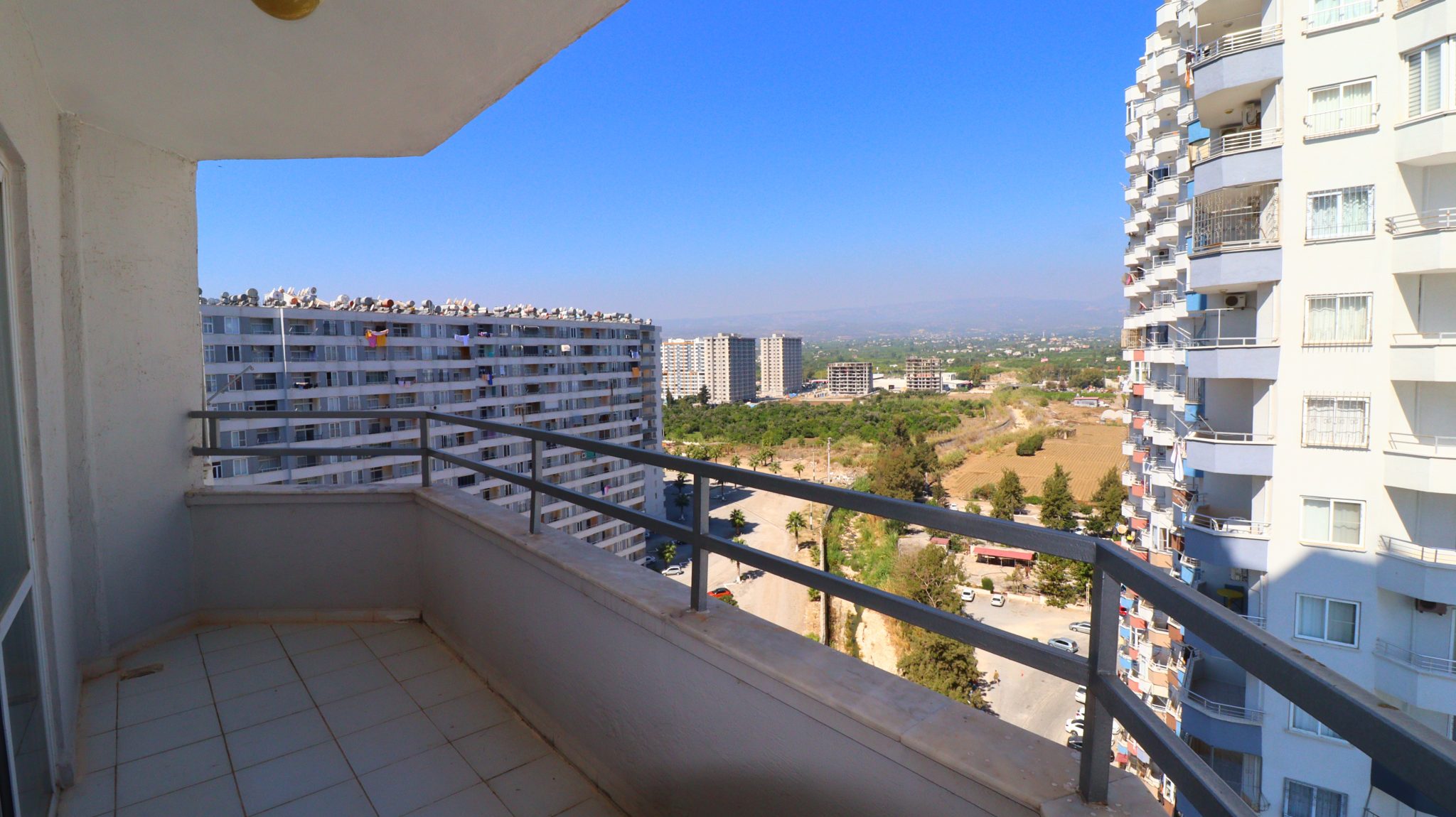 Möblierte 3 + 1 geräumige Wohnung zum Verkauf in Mersin Erdemli Tömük Flamingo 3 Complex