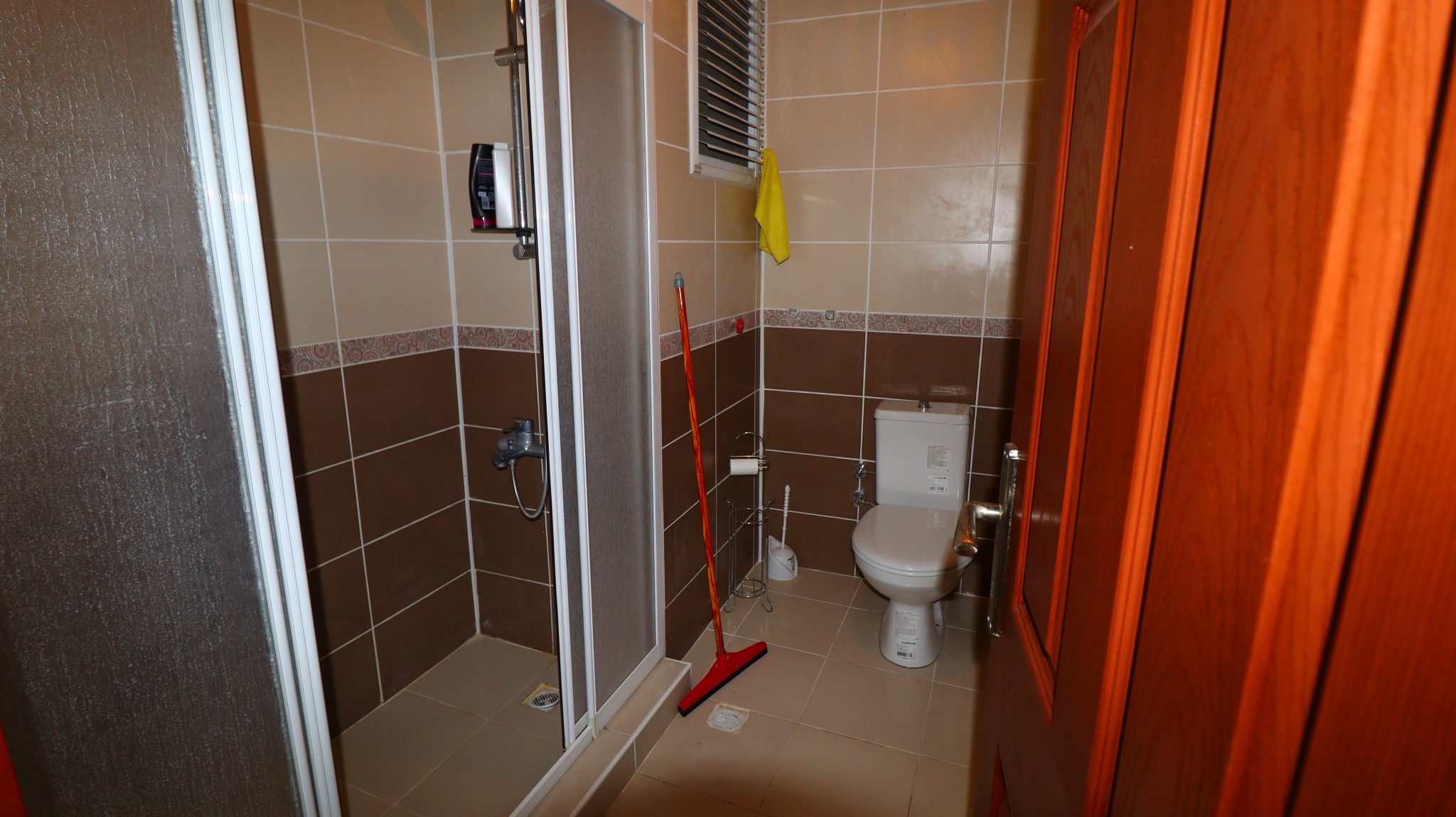 Cesmeli Adakoglu 3+1 Maisonette-Wohnung zum Verkauf in einem Komplex am Meer, möbliert