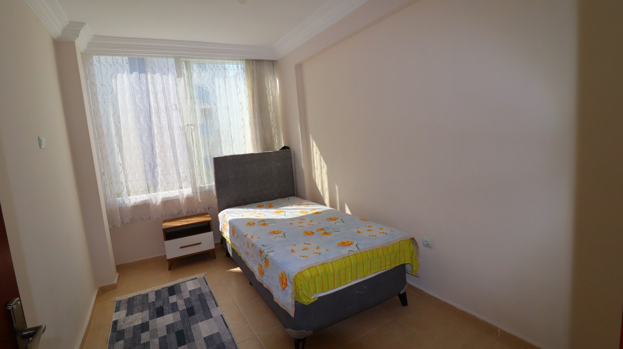 Cesmeli Adakoglu 3+1 Maisonette-Wohnung zum Verkauf in einem Komplex am Meer, möbliert