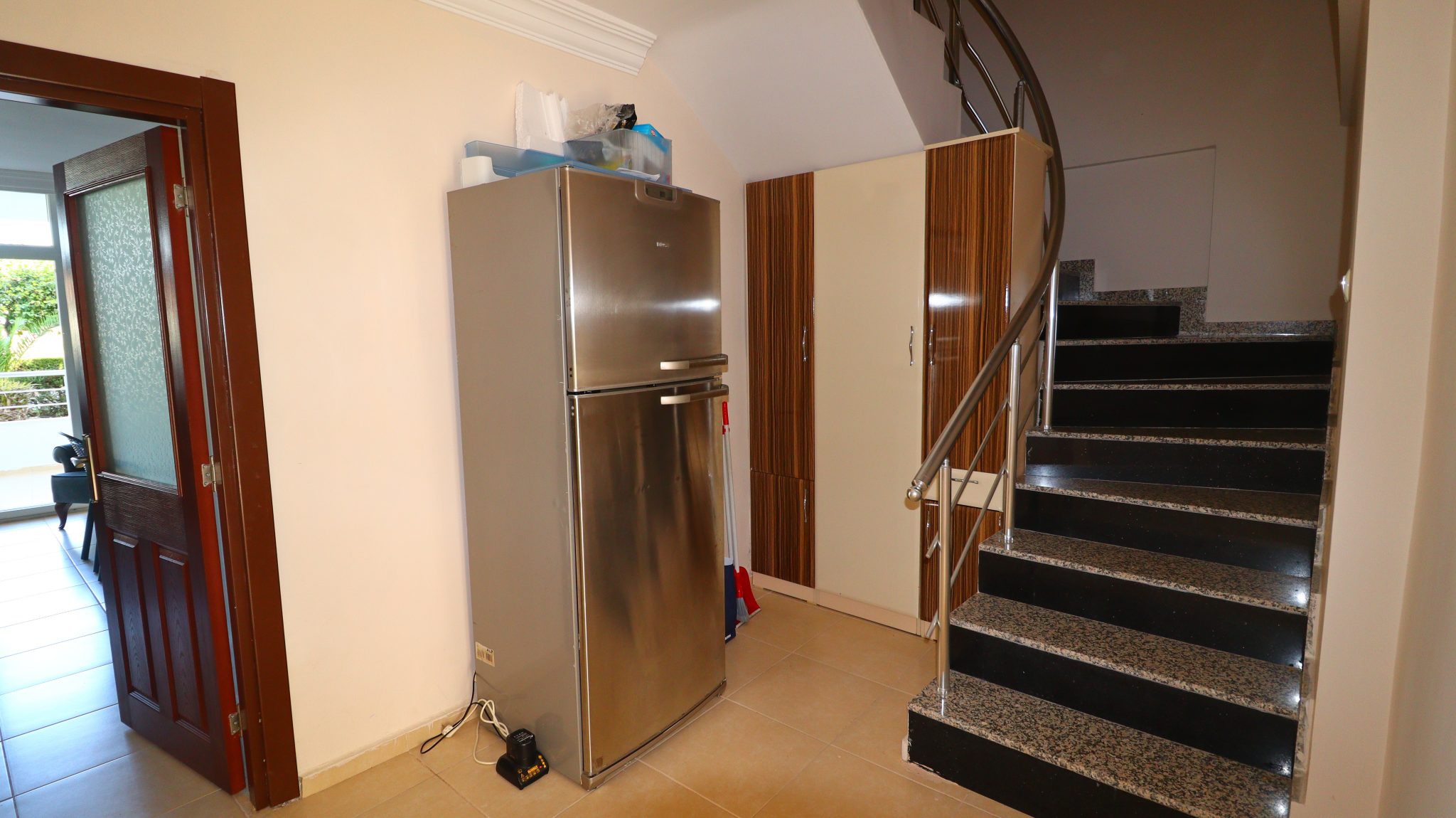 Cesmeli Adakoglu 3+1 Maisonette-Wohnung zum Verkauf in einem Komplex am Meer, möbliert