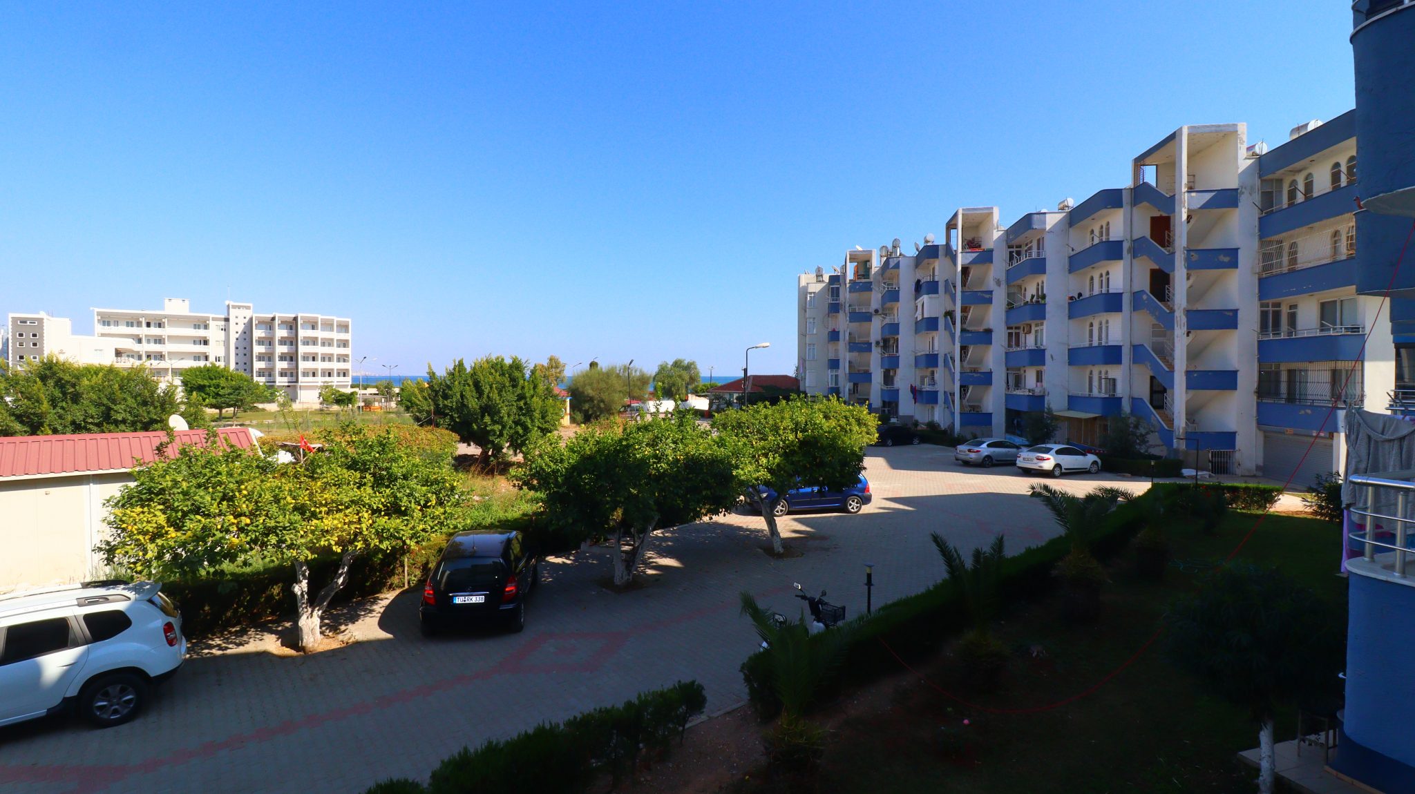 Cesmeli Adakoglu 3+1 Maisonette-Wohnung zum Verkauf in einem Komplex am Meer, möbliert