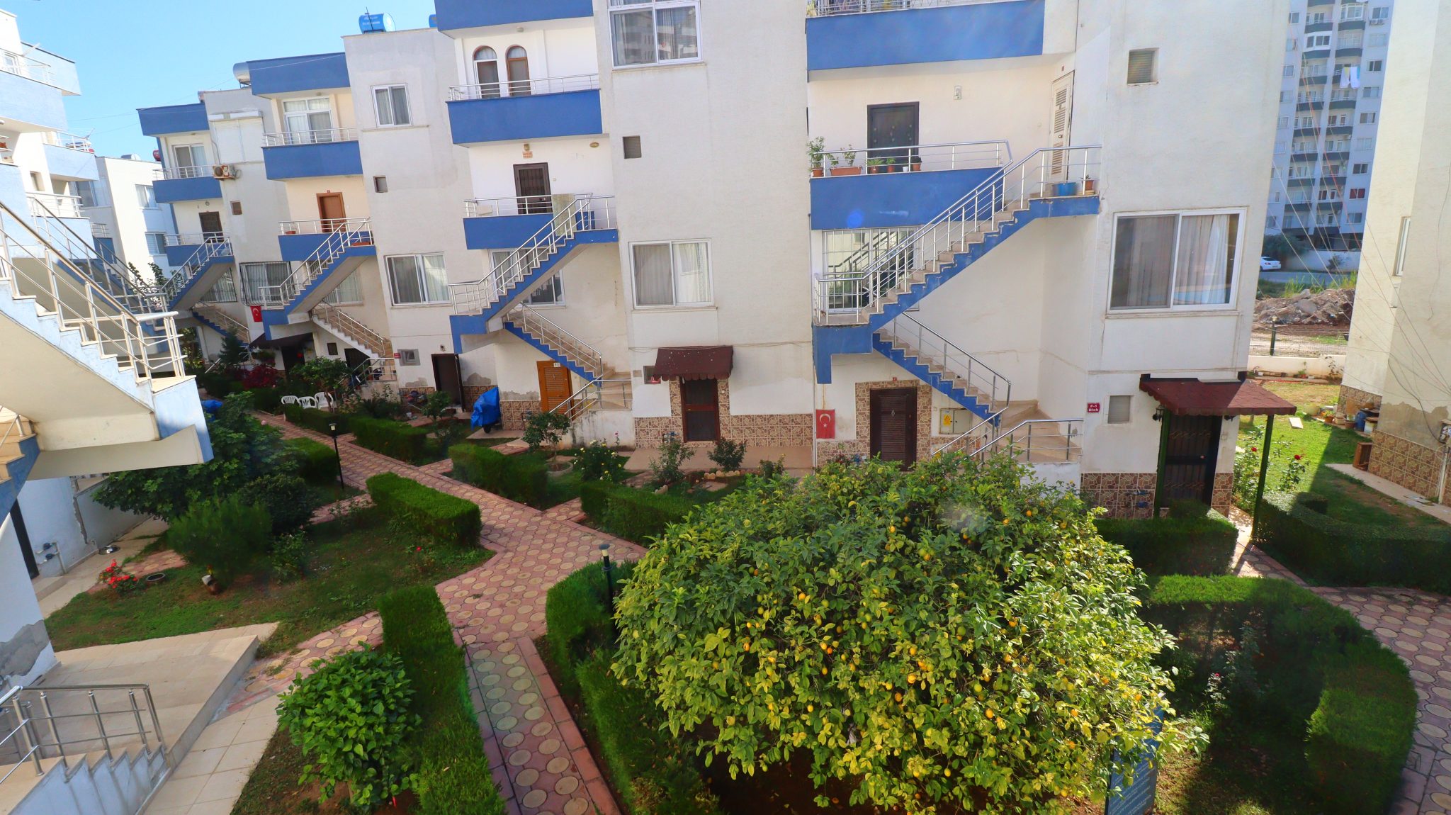 Cesmeli Adakoglu 3+1 Maisonette-Wohnung zum Verkauf in einem Komplex am Meer, möbliert