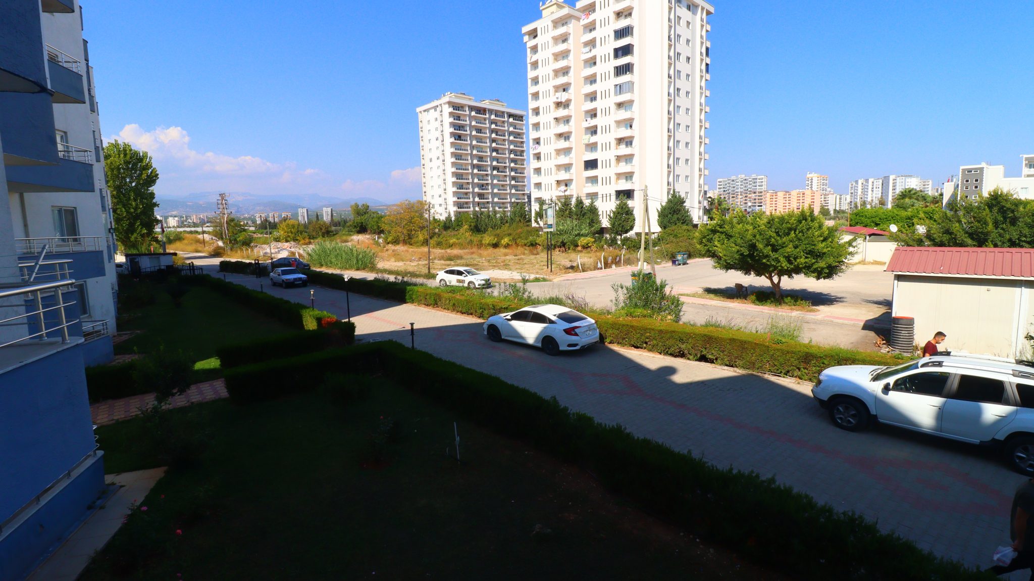 Cesmeli Adakoglu 3+1 Maisonette-Wohnung zum Verkauf in einem Komplex am Meer, möbliert