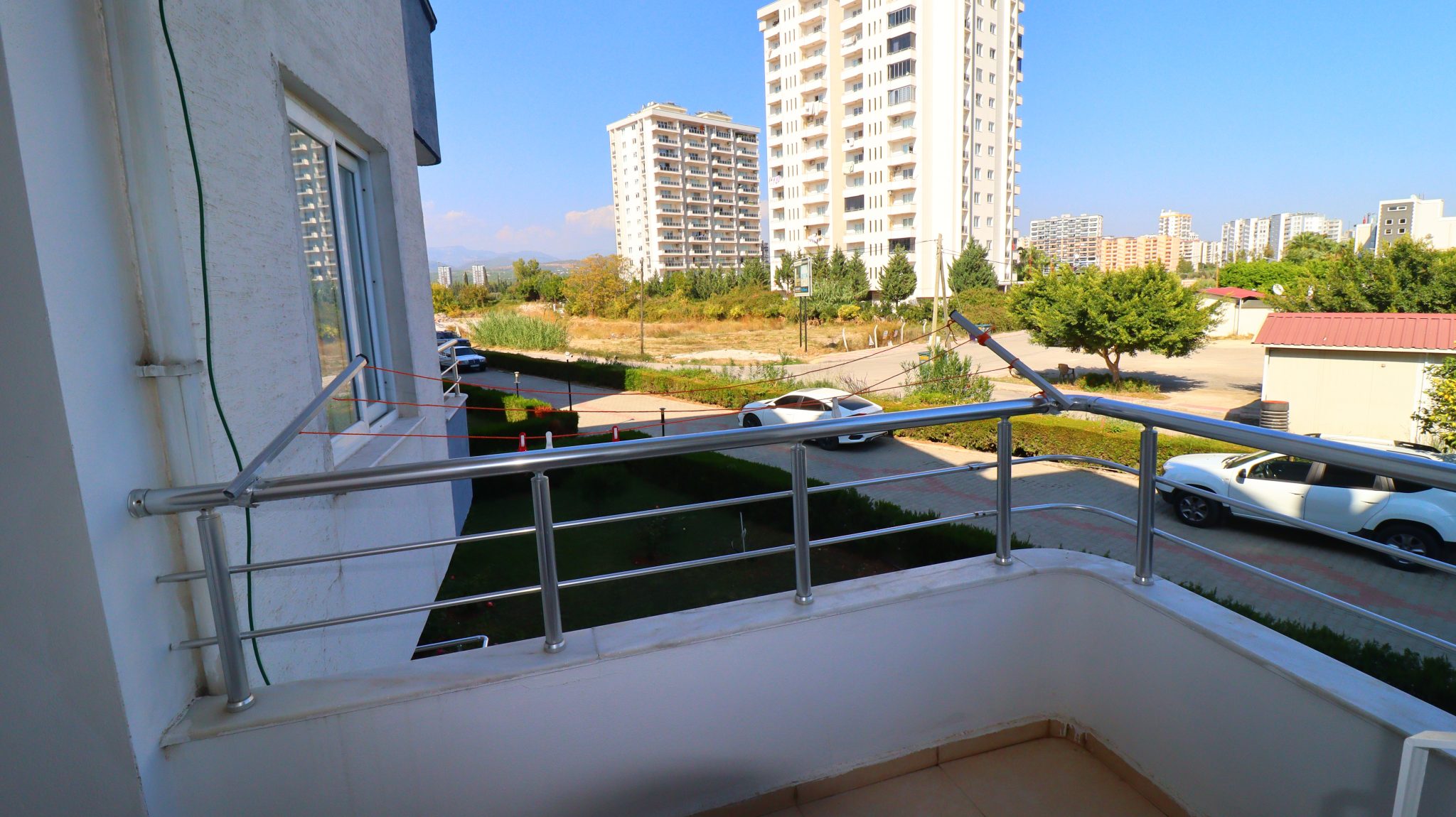Cesmeli Adakoglu 3+1 Maisonette-Wohnung zum Verkauf in einem Komplex am Meer, möbliert