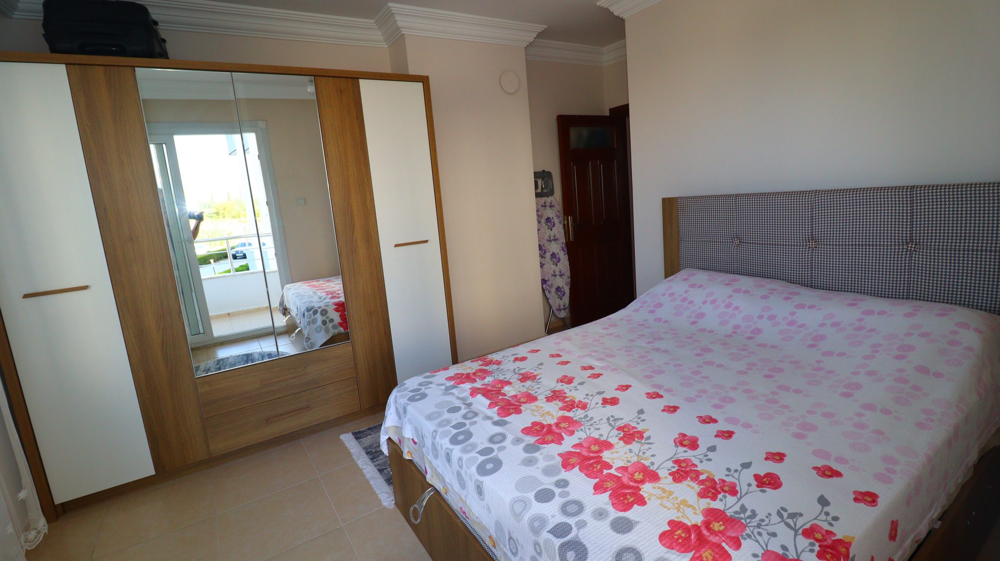 Cesmeli Adakoglu 3+1 Maisonette-Wohnung zum Verkauf in einem Komplex am Meer, möbliert
