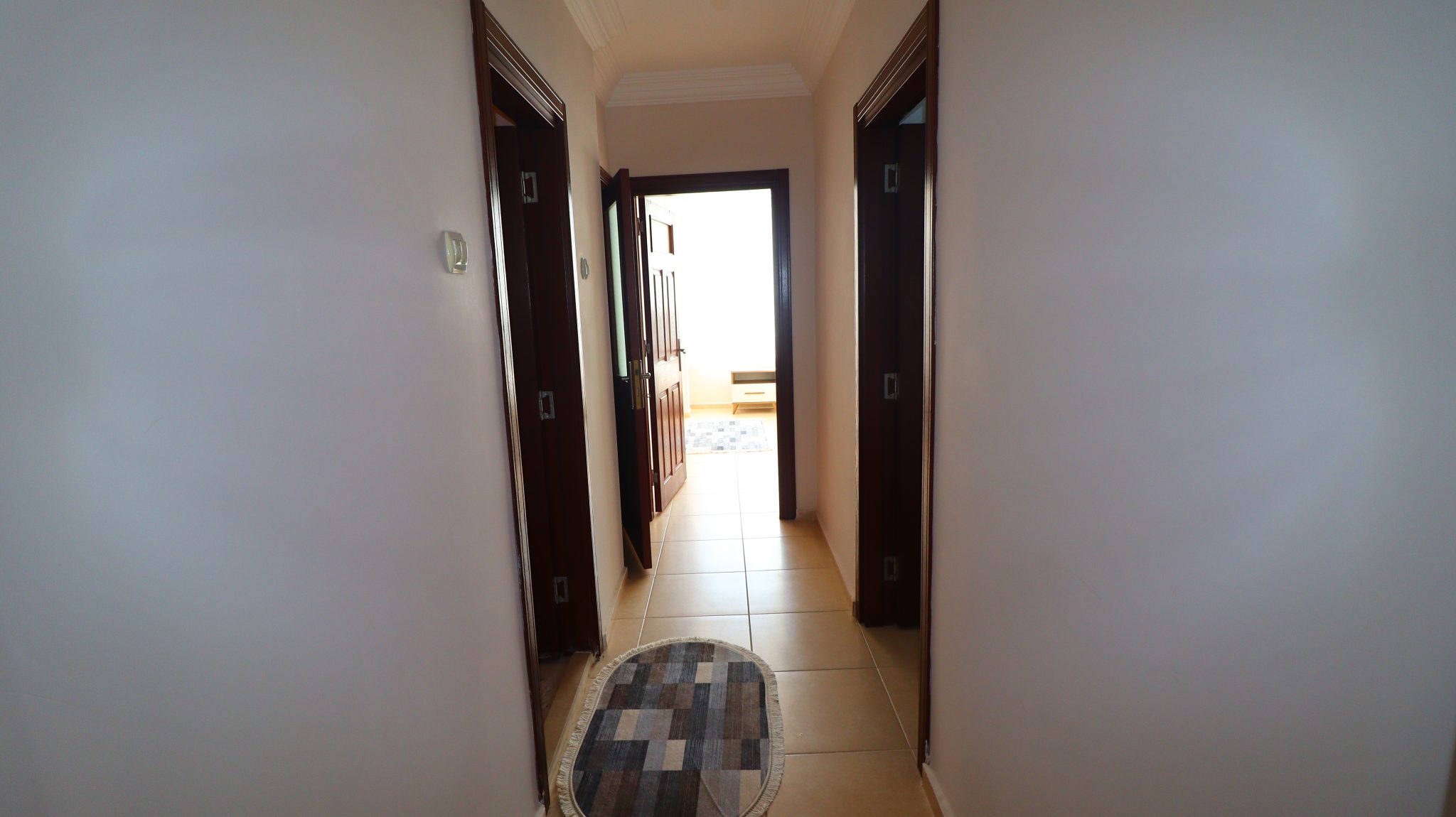 Cesmeli Adakoglu 3+1 Maisonette-Wohnung zum Verkauf in einem Komplex am Meer, möbliert