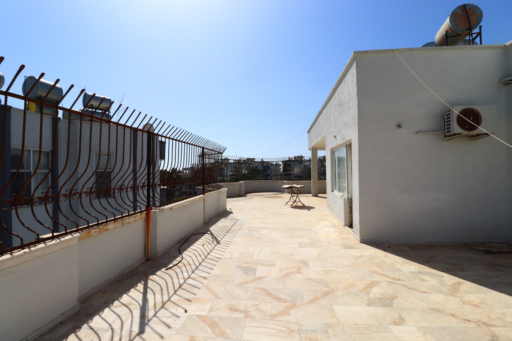Mersin Erdemli Kargıpınarı Bahama Sitesi 3+1 Wohnung zum Verkauf auf der Terrassenetage