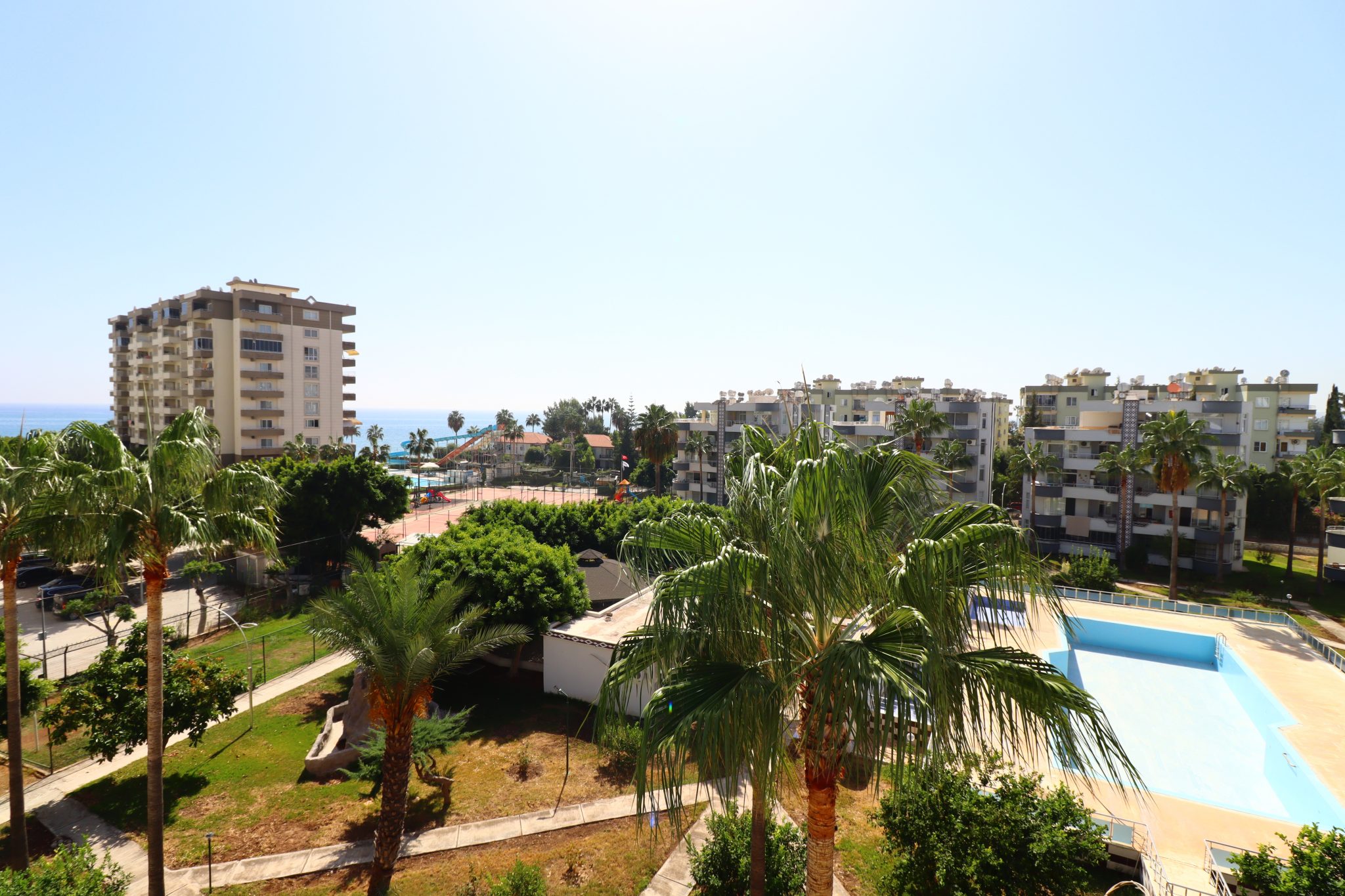 Mersin Erdemli Kargıpınarı Bahama Sitesi 3+1 Wohnung zum Verkauf auf der Terrassenetage