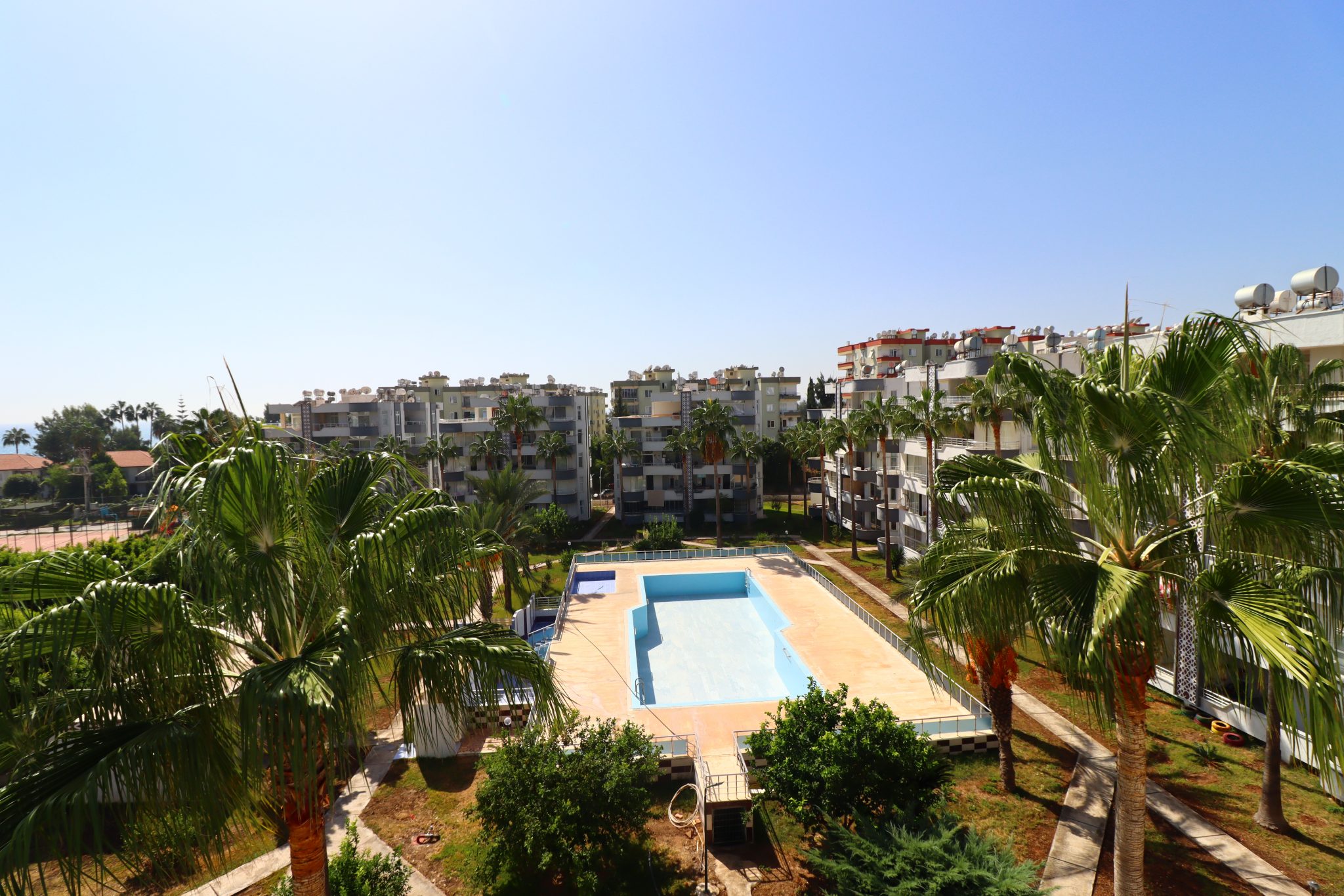 Mersin Erdemli Kargıpınarı Bahama Sitesi 3+1 Wohnung zum Verkauf auf der Terrassenetage