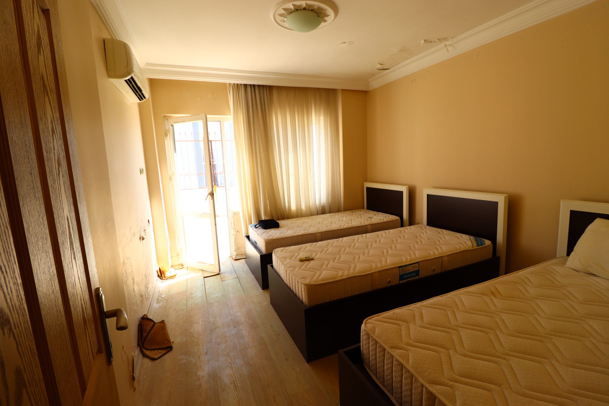 Mersin Erdemli Kargıpınarı Bahama Sitesi 3+1 Wohnung zum Verkauf auf der Terrassenetage