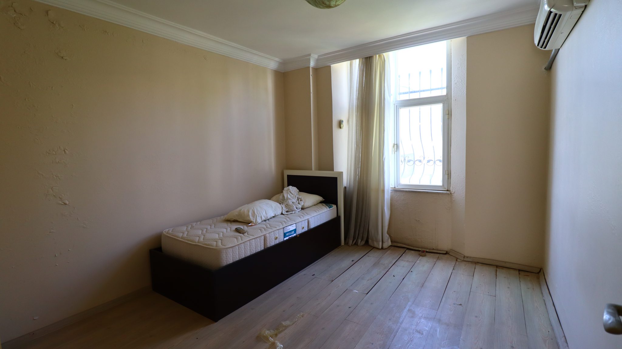 Mersin Erdemli Kargıpınarı Bahama Sitesi 3+1 Wohnung zum Verkauf auf der Terrassenetage