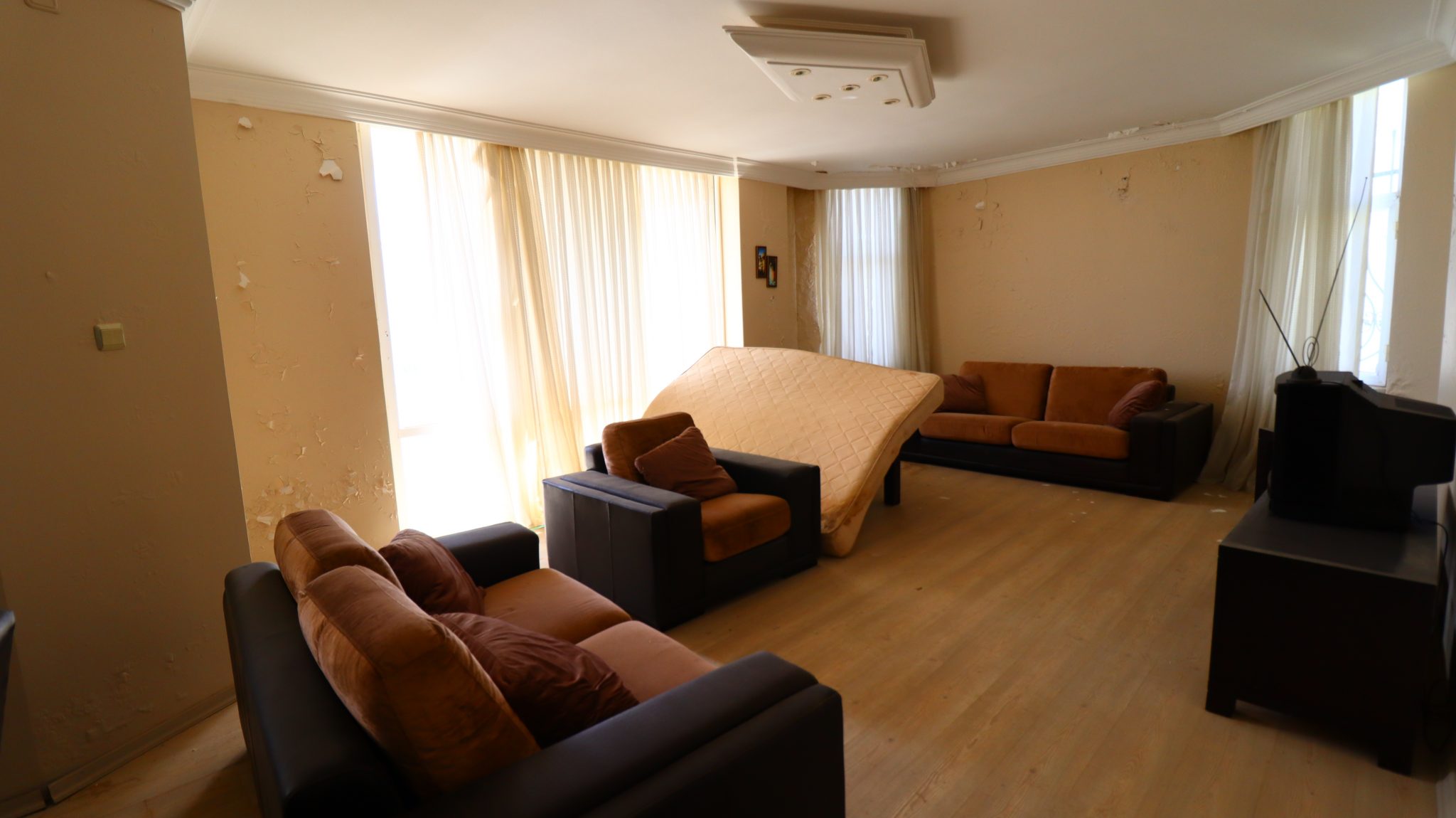 Mersin Erdemli Kargıpınarı Bahama Sitesi 3+1 Wohnung zum Verkauf auf der Terrassenetage