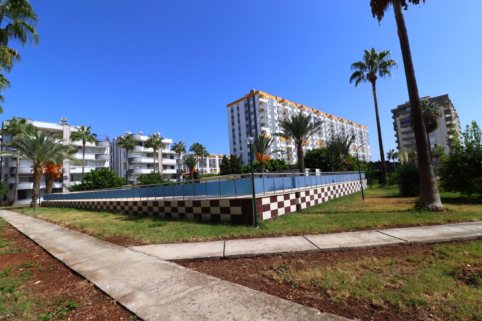 Mersin Erdemli Kargıpınarı Bahama Sitesi 3+1 Wohnung zum Verkauf auf der Terrassenetage