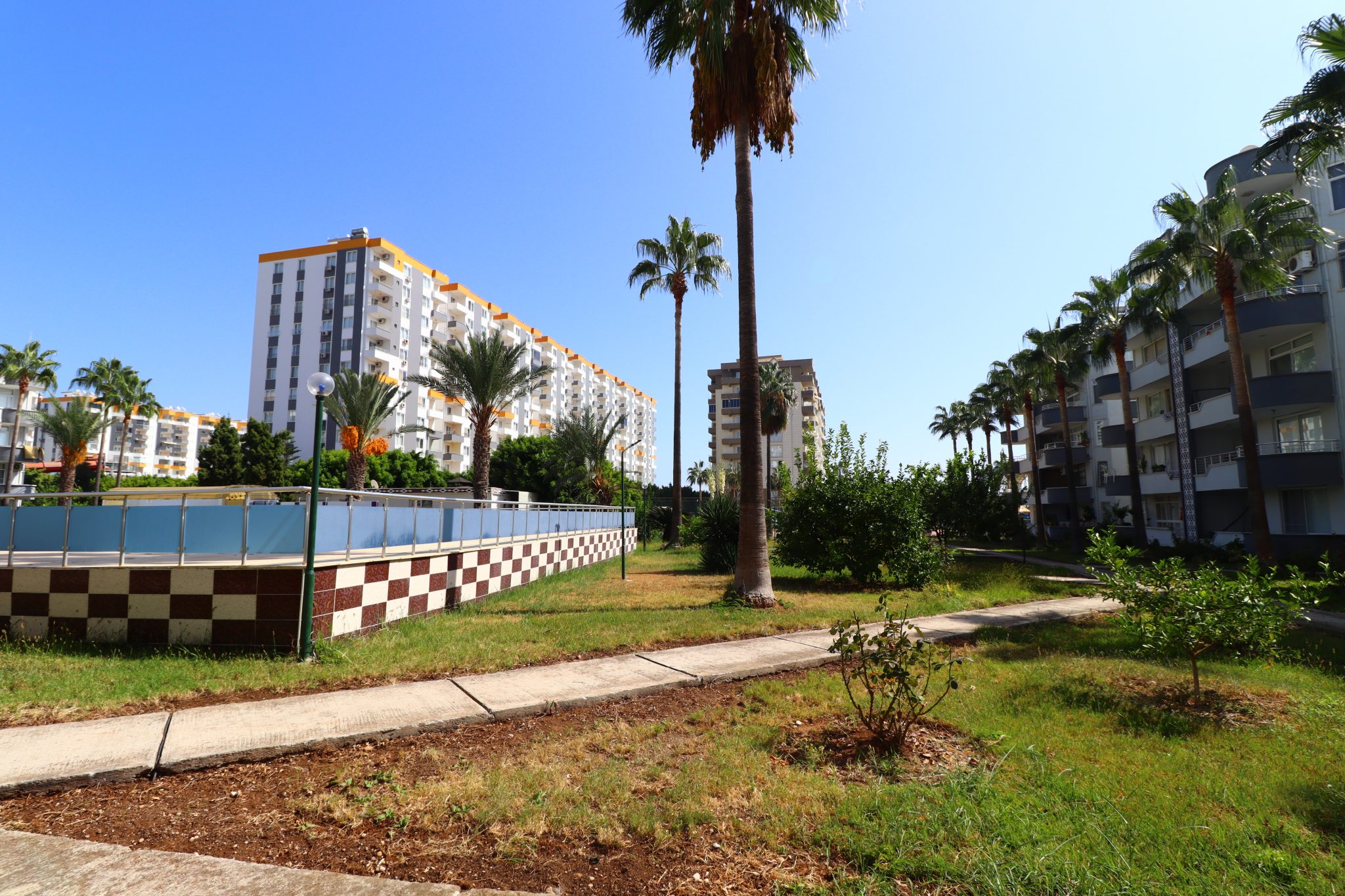 Mersin Erdemli Kargıpınarı Bahama Sitesi 3+1 Wohnung zum Verkauf auf der Terrassenetage