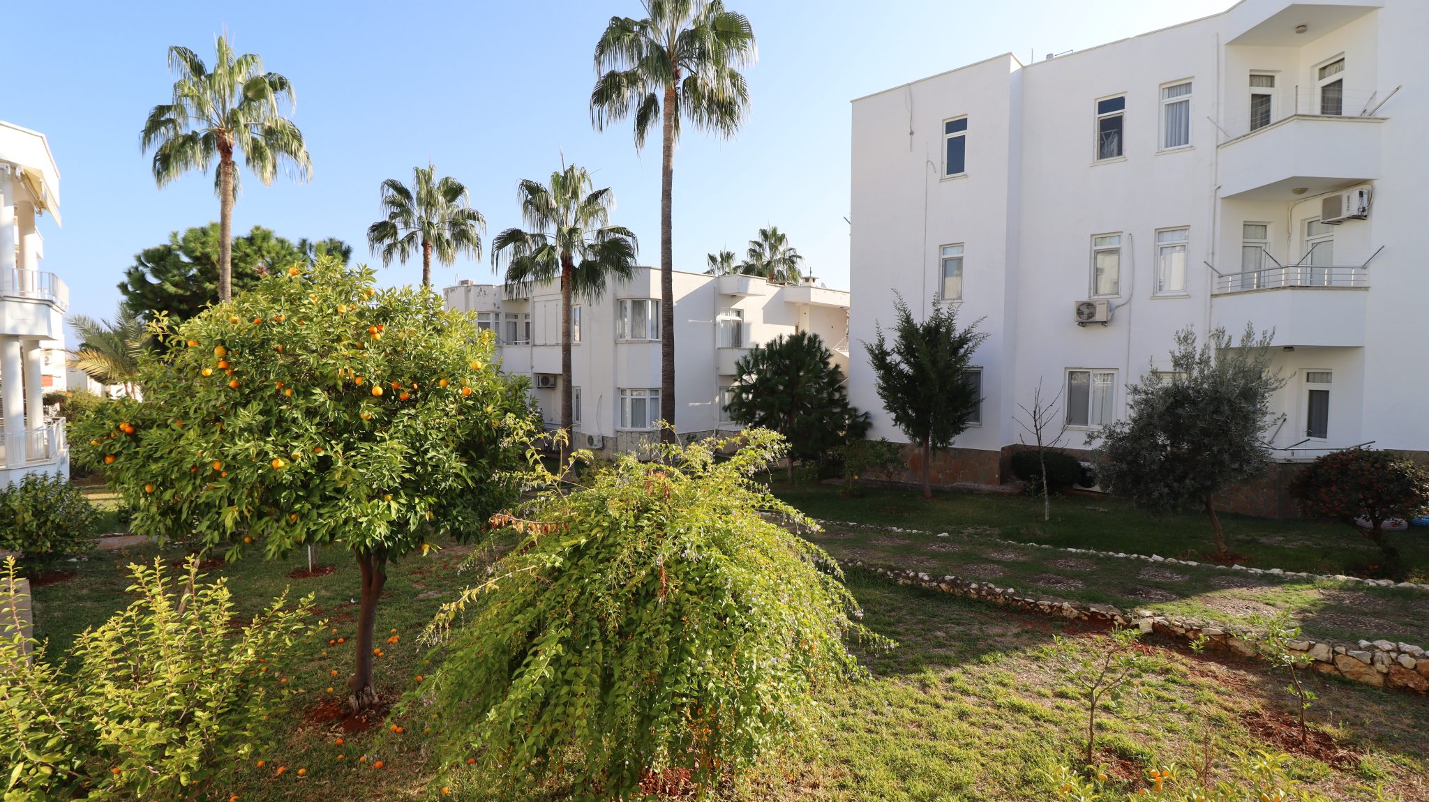 Mersin Erdemli Kumkuyu Altınportakal Sitesi Alte Blöcke zum Verkauf 3+1 Gartengeschosswohnung