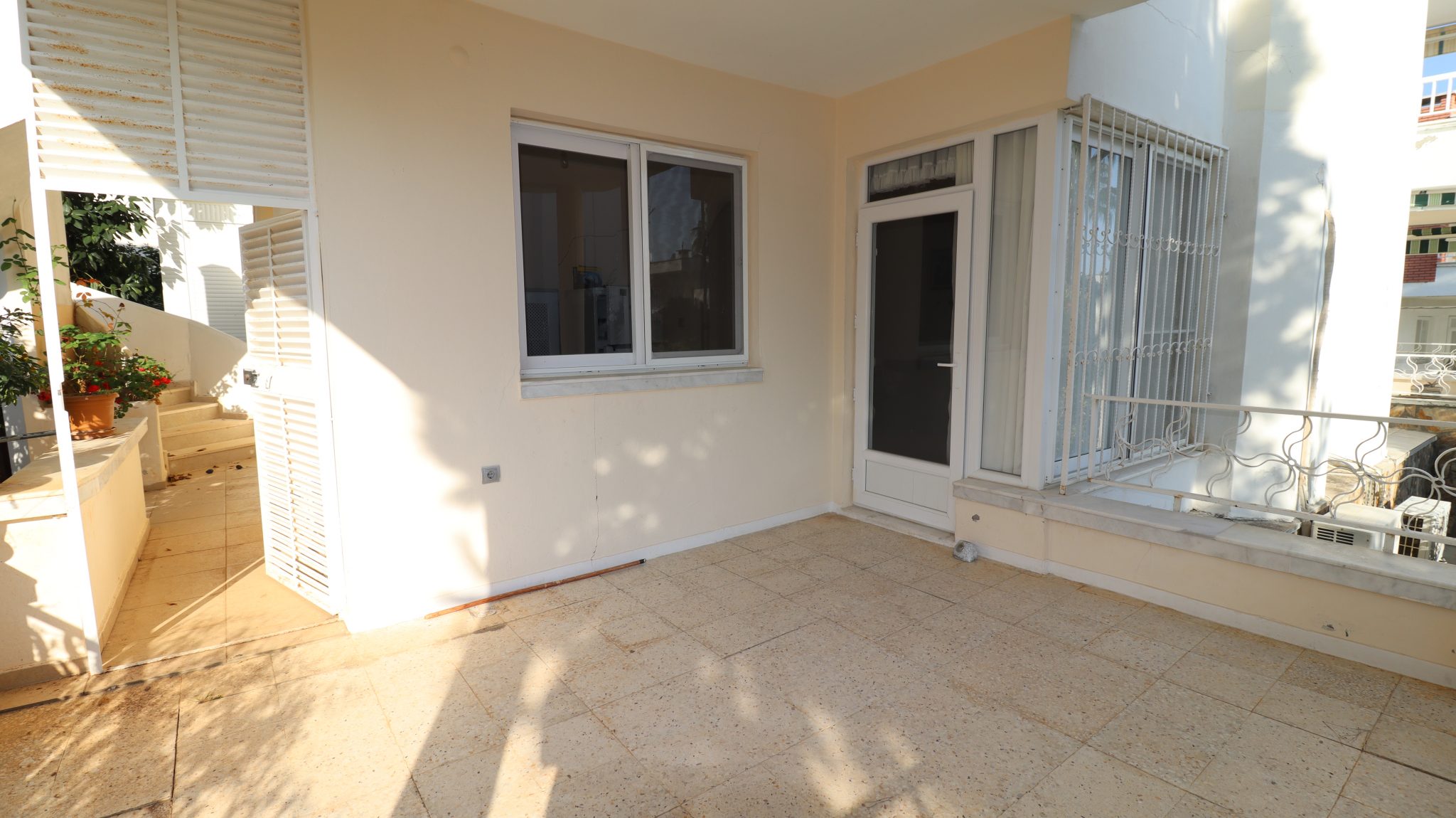 Mersin Erdemli Kumkuyu Altınportakal Sitesi Alte Blöcke zum Verkauf 3+1 Gartengeschosswohnung