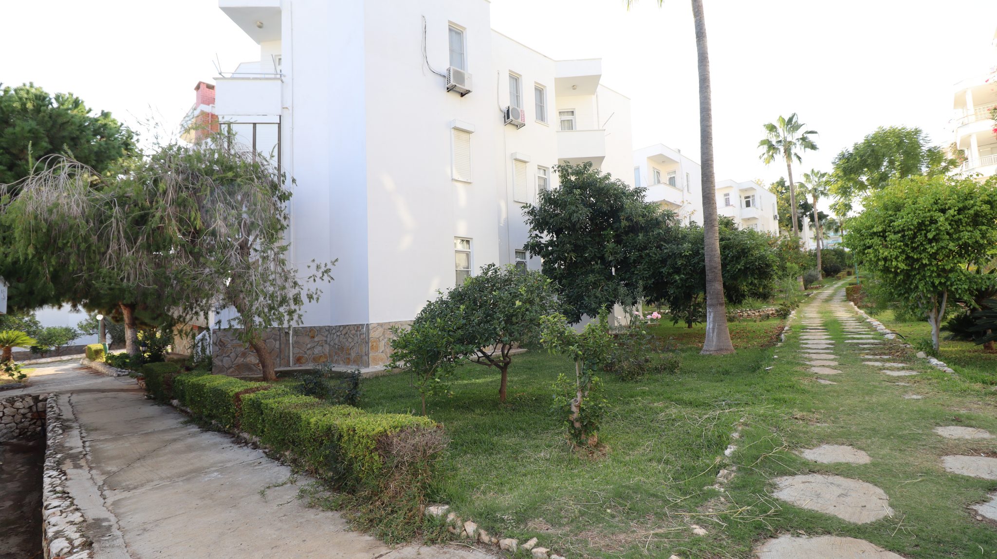 Mersin Erdemli Kumkuyu Altınportakal Sitesi Alte Blöcke zum Verkauf 3+1 Gartengeschosswohnung