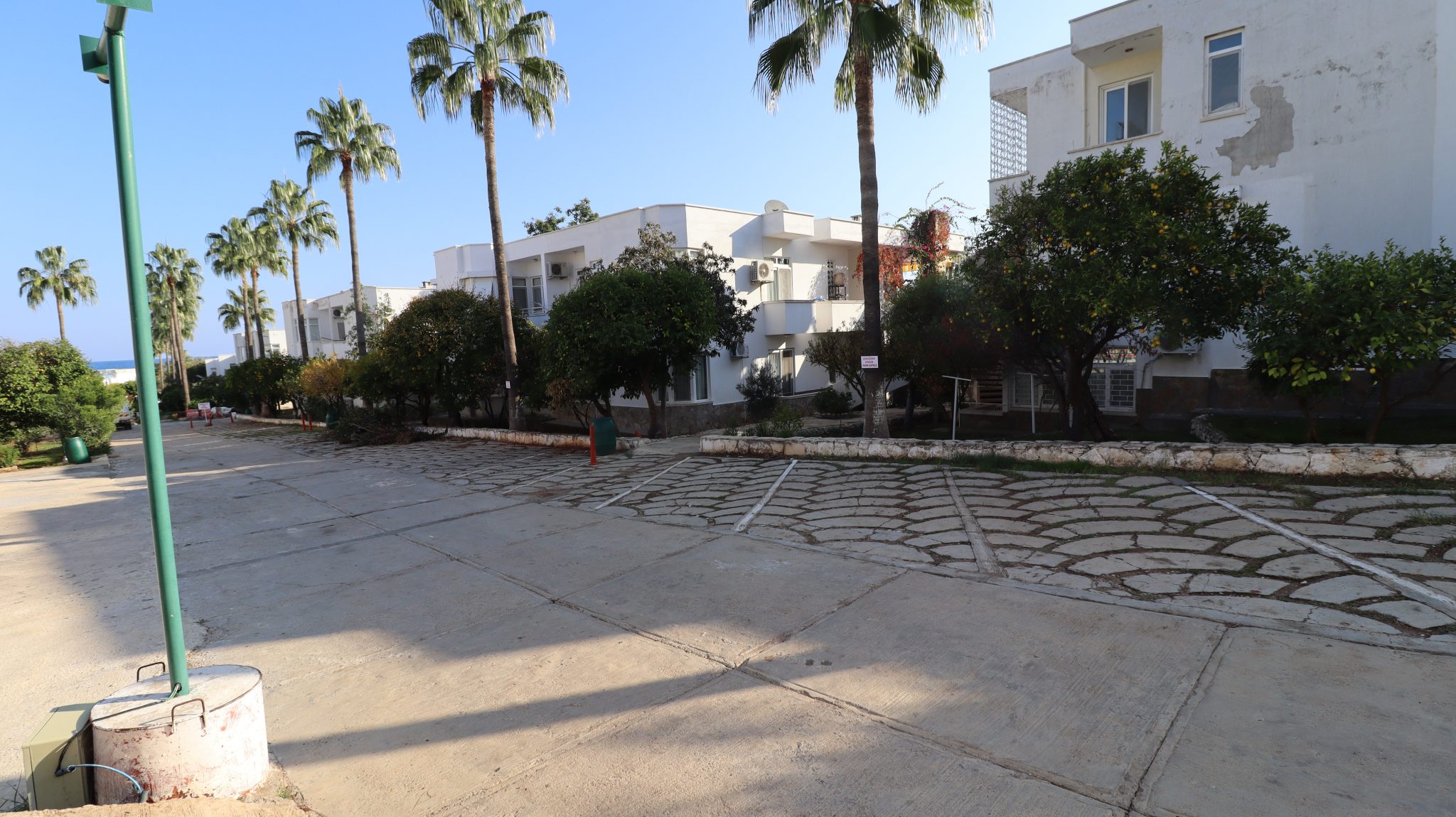 Mersin Erdemli Kumkuyu Altınportakal Sitesi Alte Blöcke zum Verkauf 3+1 Gartengeschosswohnung